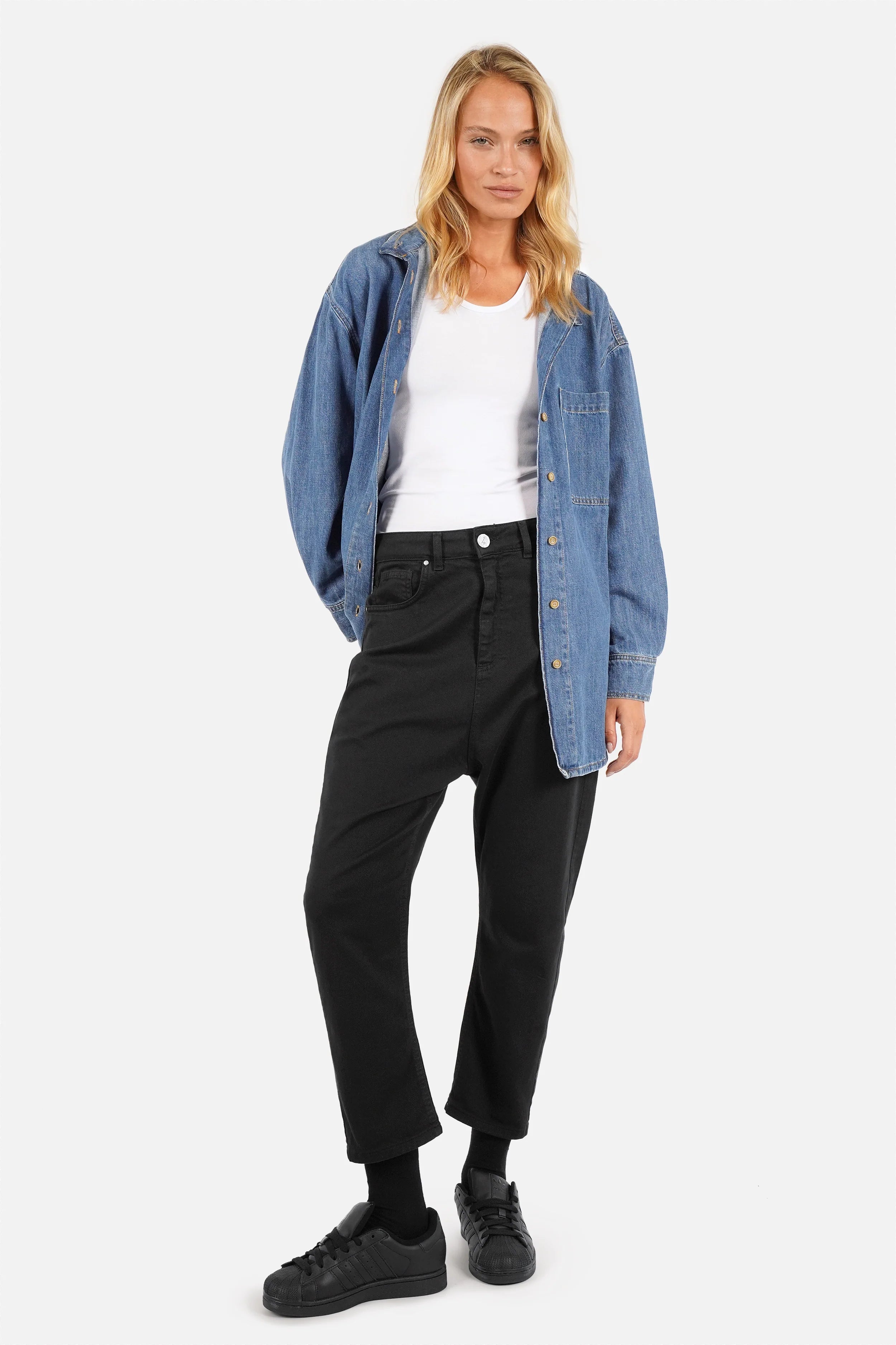 Jeany Baggy Jeans locker geschnitten tiefschwarz Boyfriend-Stil mit Gürtel und 5-Pocket-Design