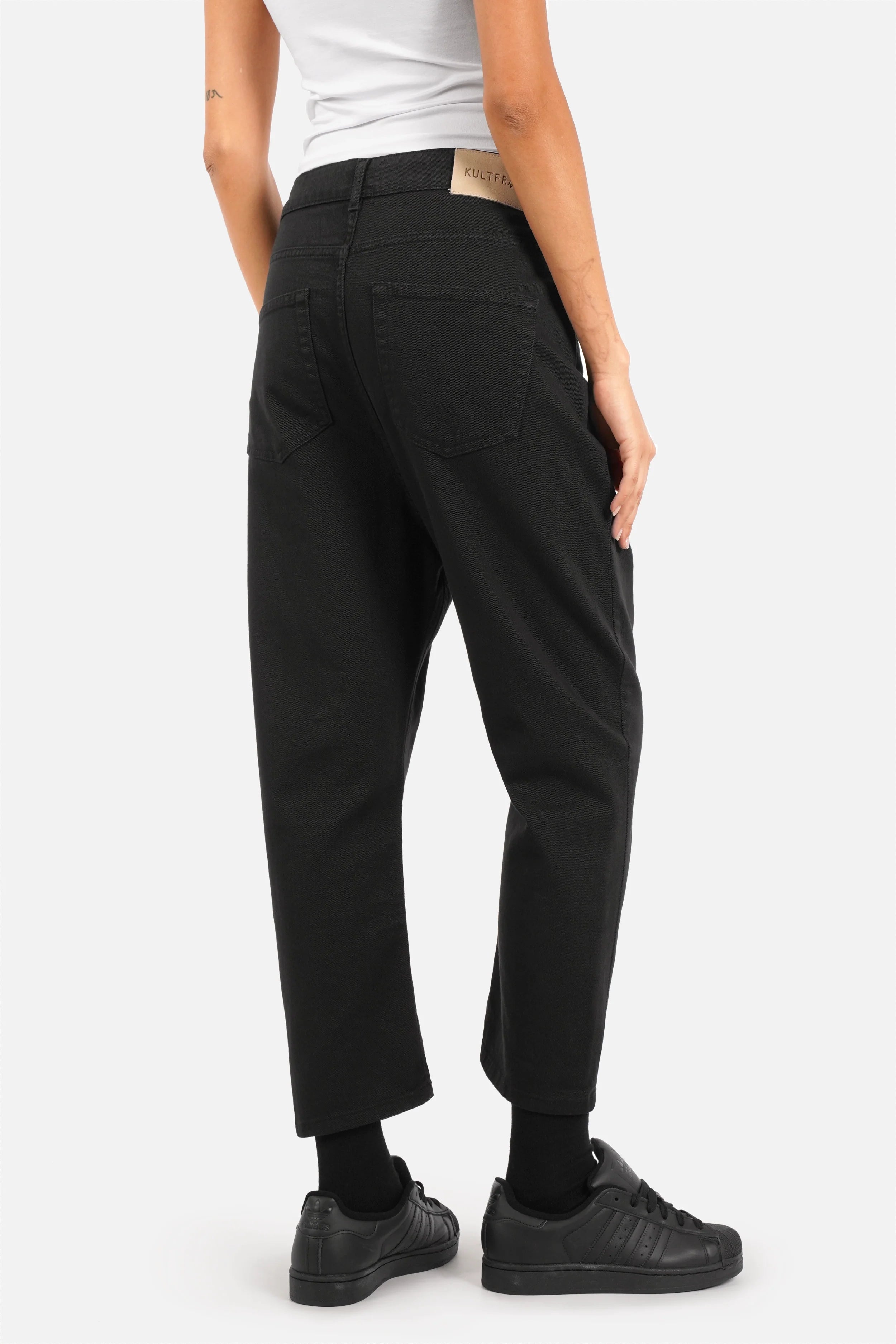 Jeany Baggy Jeans locker geschnitten in tiefem Schwarz mit Boyfriend-Look und Gürtel, gefertigt aus elastischem Coloured Denim in Relaxed Fit