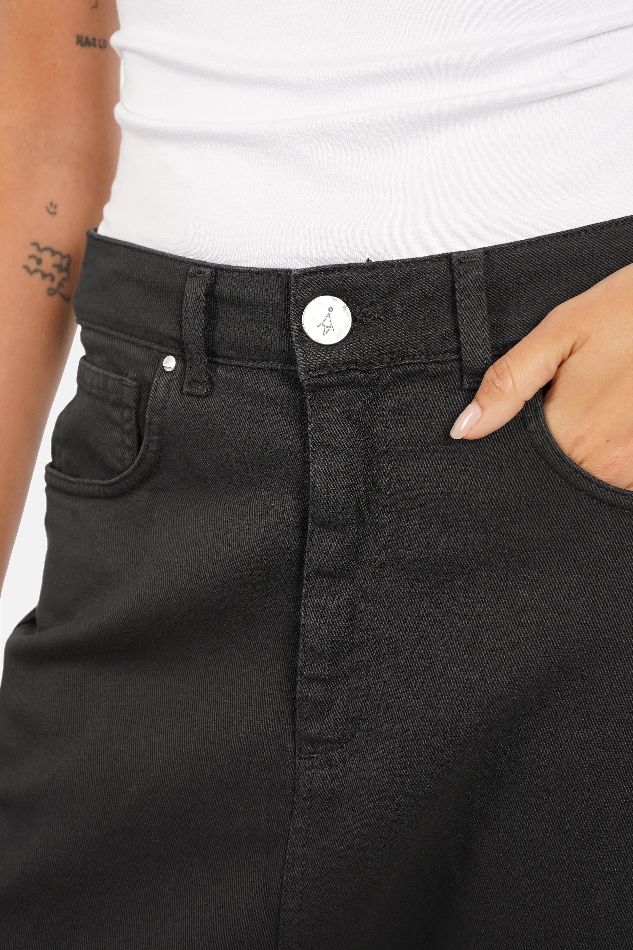 Schwarze Jeany Baggy Jeans mit lockerem Schnitt und tiefem Schritt, Boyfriend-Look, elastischer Coloured Denim, hohe Taille mit Gürtel, Reißverschluss und 5-Pocket-Design, Relaxed Fit.