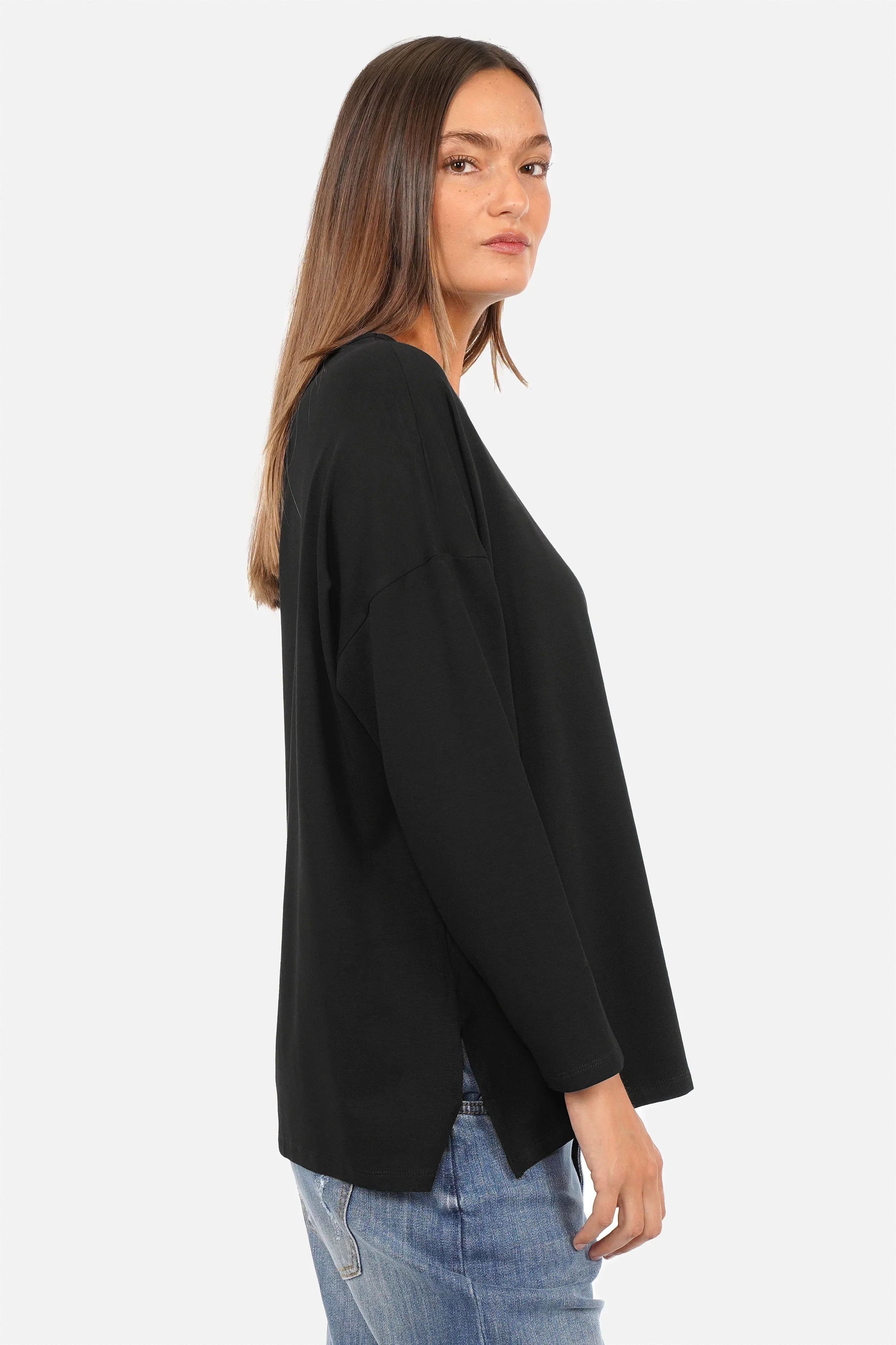 JENEN Oversized Longsleeve aus weichem Jersey mit weitem Rundhalsausschnitt und überschnittenen Schultern.