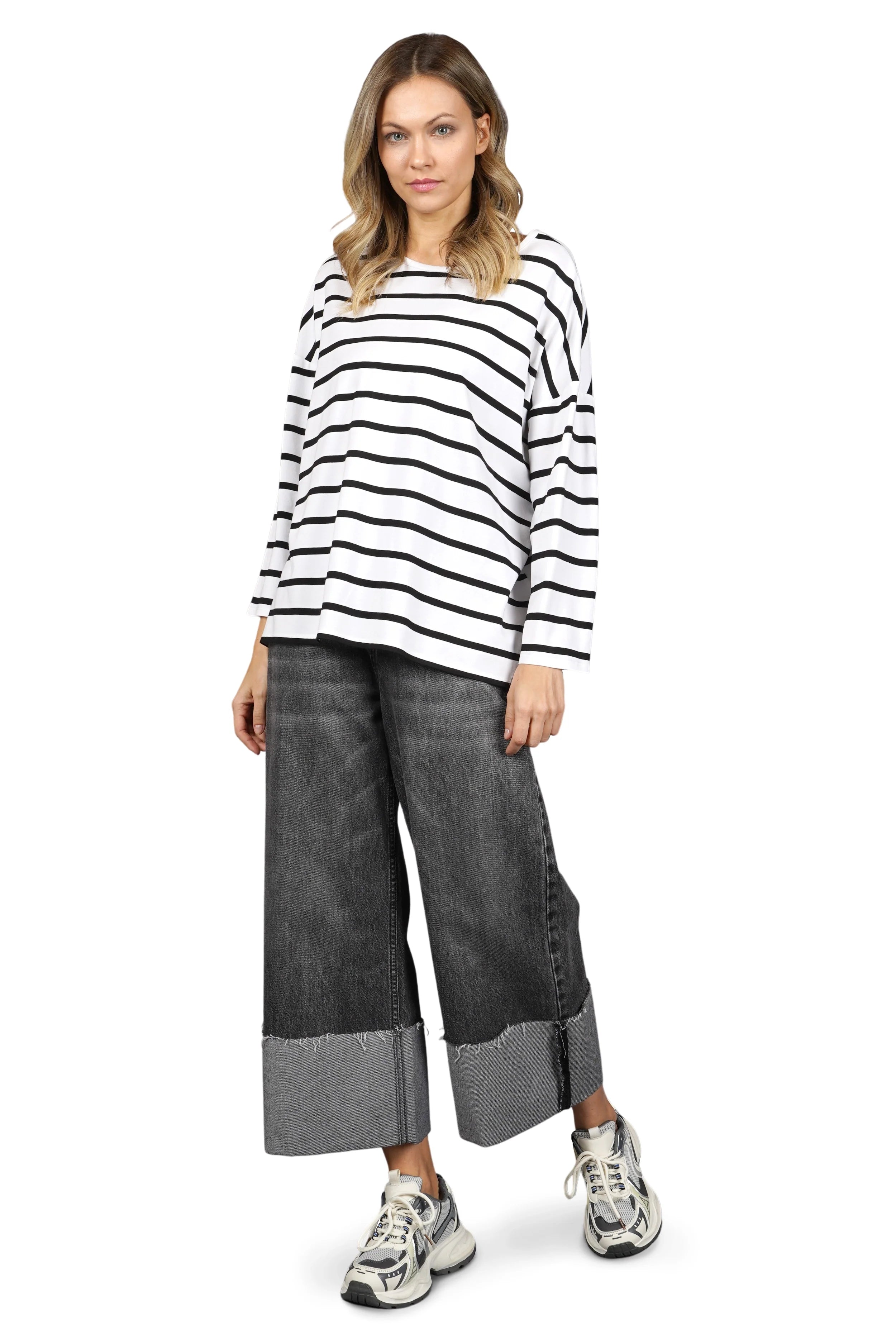 JENEN Oversized Longsleeve mit weichem Jersey-Viskose Stoff, Rundhalsausschnitt und überschnittenen Schultern.