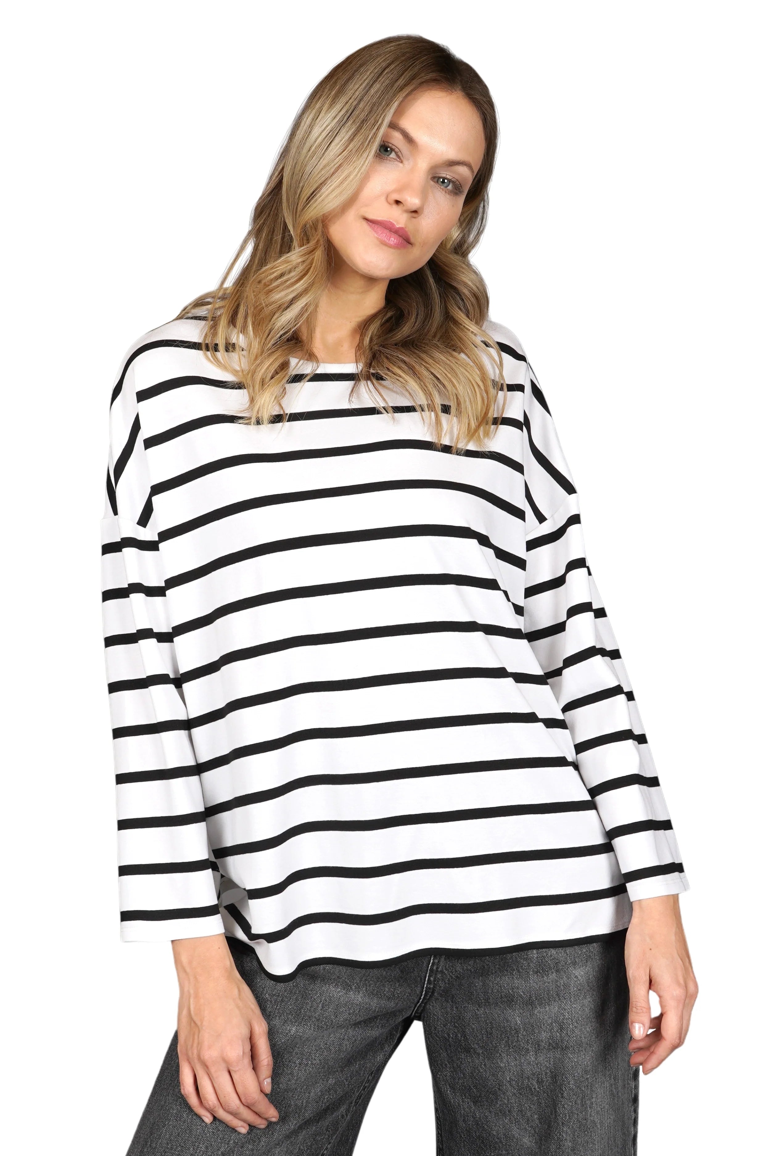 JENEN Oversized Longsleeve mit Rundhalsausschnitt, weiten Schultern und Streifenmuster.