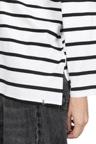 JENEN Oversized Longsleeve mit Streifenmuster, weichem Jersey, lockerer Passform und seitlichen Schlitzen.