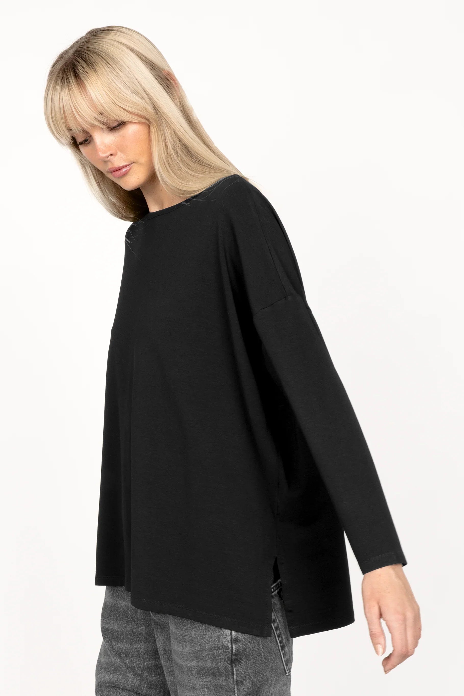 JENEN Oversized Longsleeve in black with round neckline and dropped shoulders on female model