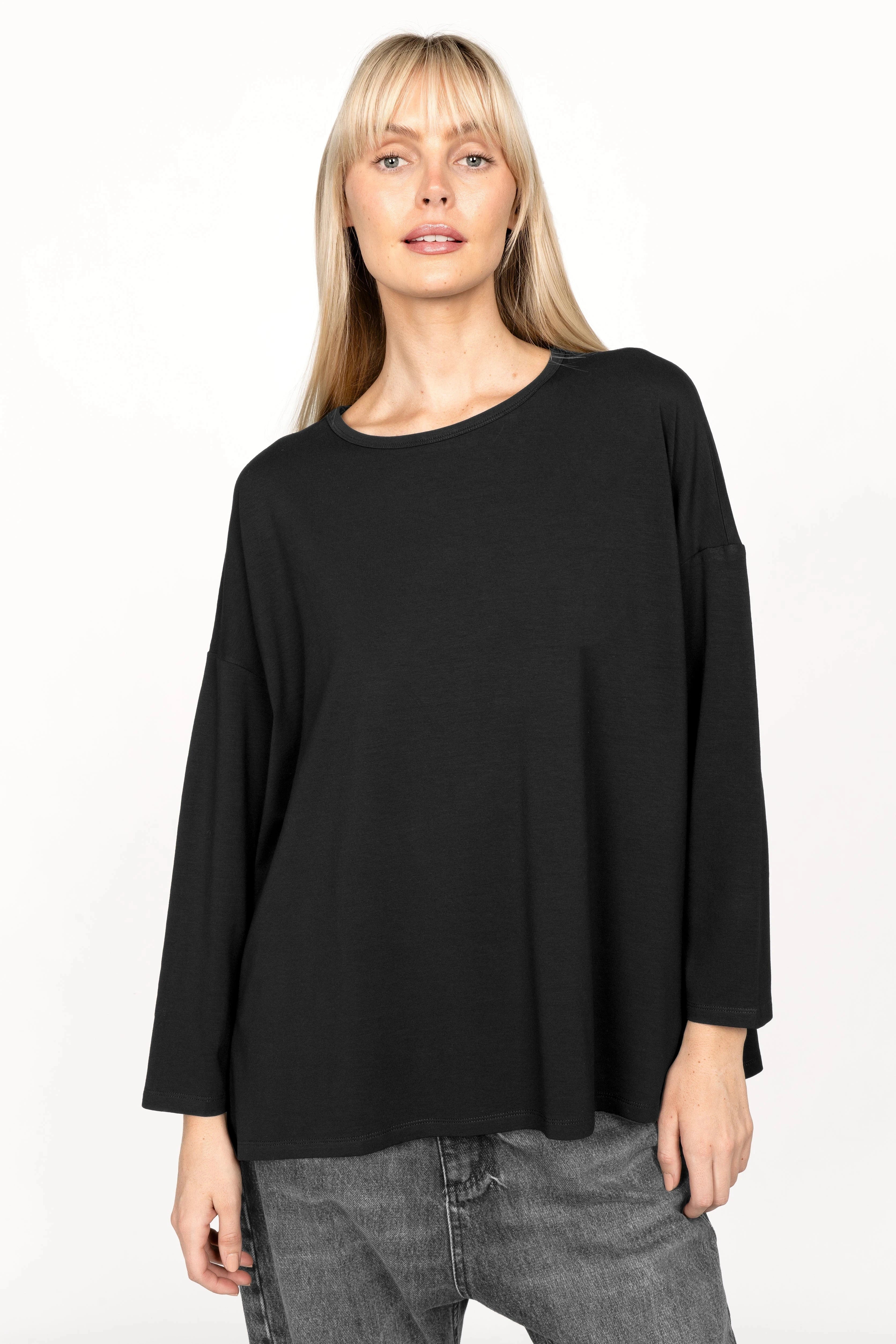 Model wearing black JENEN Oversized Longsleeve with round neckline and dropped shoulders in soft jersey-viscose fabric
