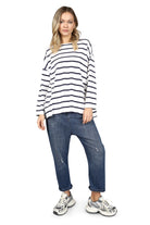JENEN Oversized Longsleeve, gestreift, aus sanfter Jersey-Viskose, mit rundem Ausschnitt und überschriebenen Schultern.