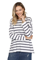 JENEN Oversized Longsleeve mit Streifenmuster, weitem Rundhalsausschnitt und lockerer Passform.