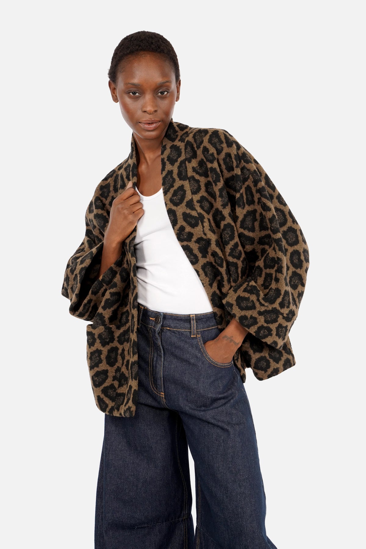 JINA Kimono-Jacke in Leo-Jacquard mit weitem Schnitt und aufgesetzten Taschen