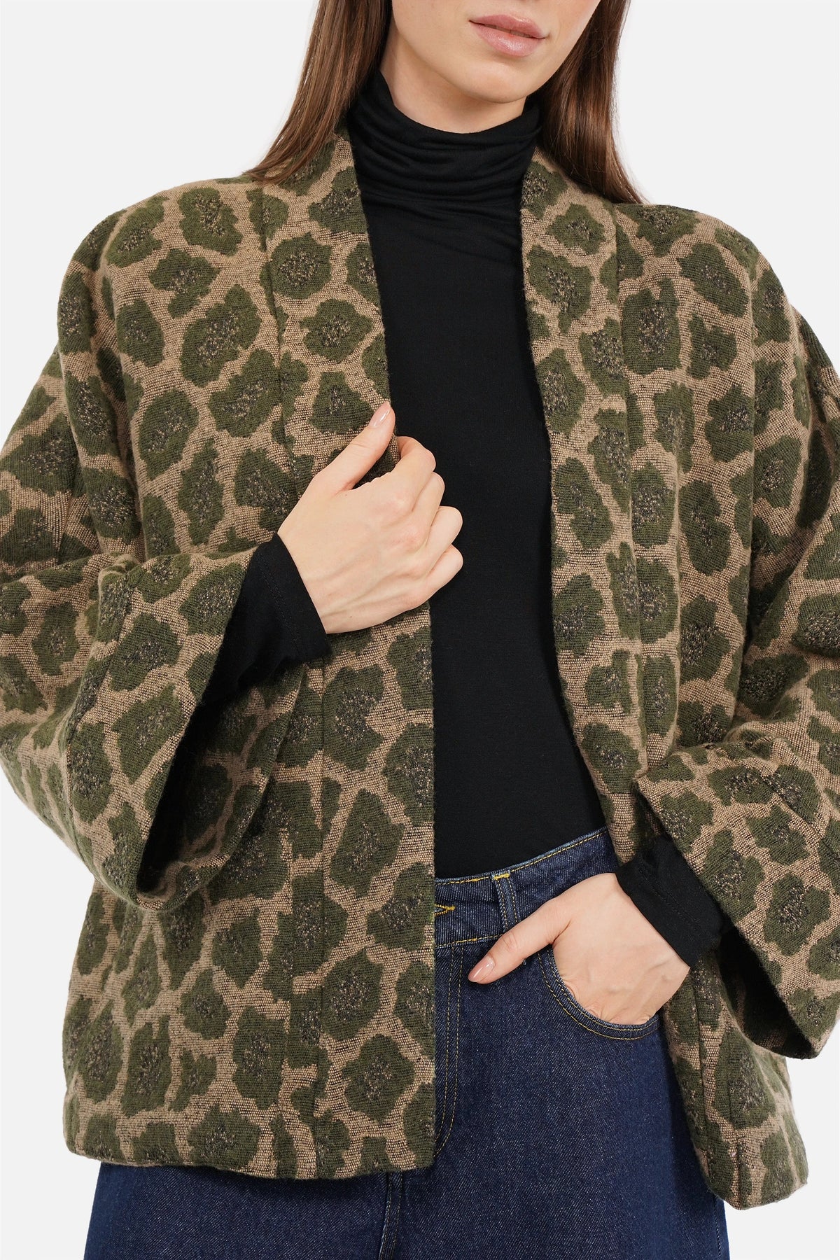 JINA Kimono-Jacke mit Leo-Jacquard, offener Form, breitem Kimono-Kragen und großen aufgesetzten Taschen