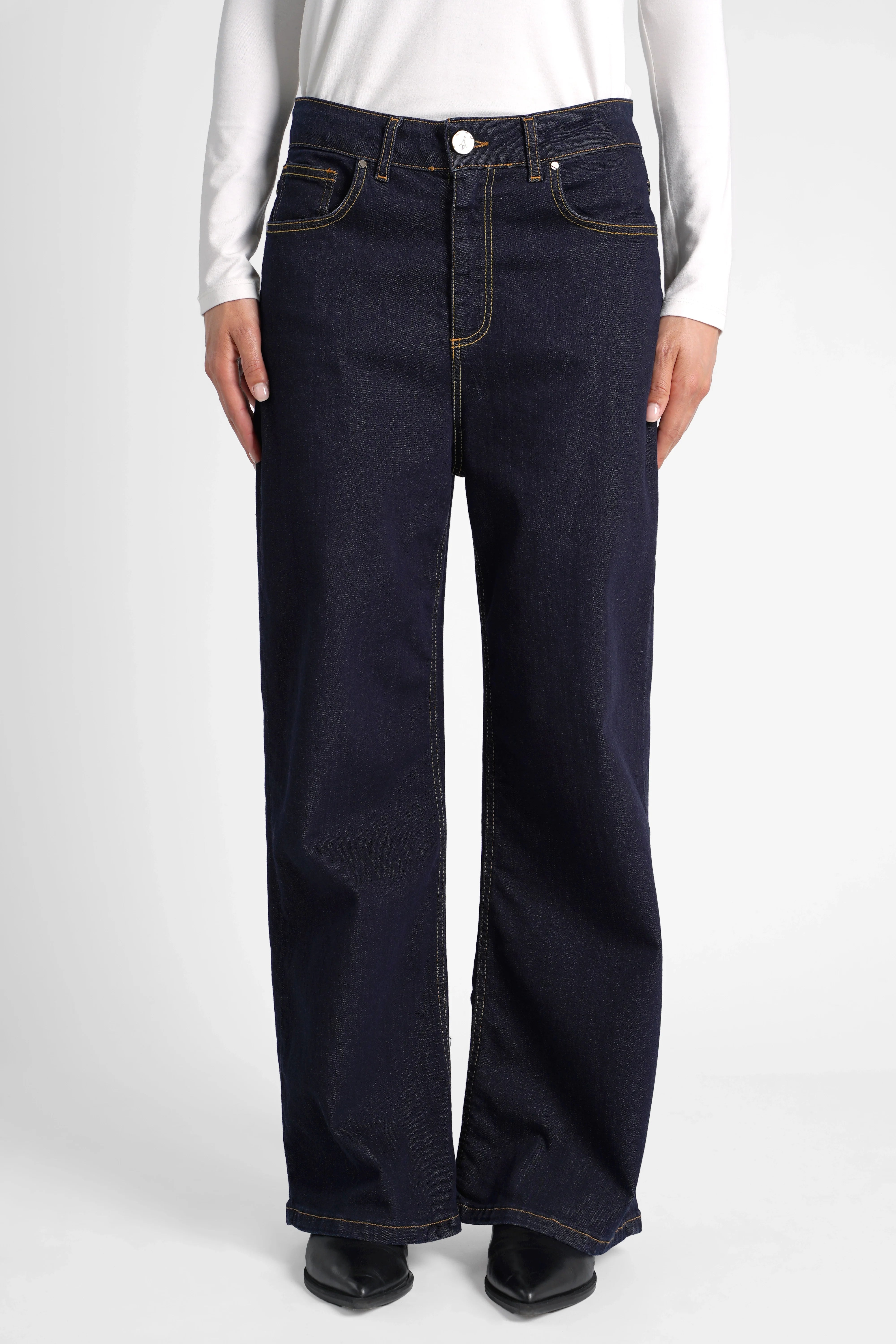 Dunkelblaue JOOSY Wide Leg Jeans mit weitem Bein, relaxed Fit und normaler Leibhöhe, handgefertigt in Italien.