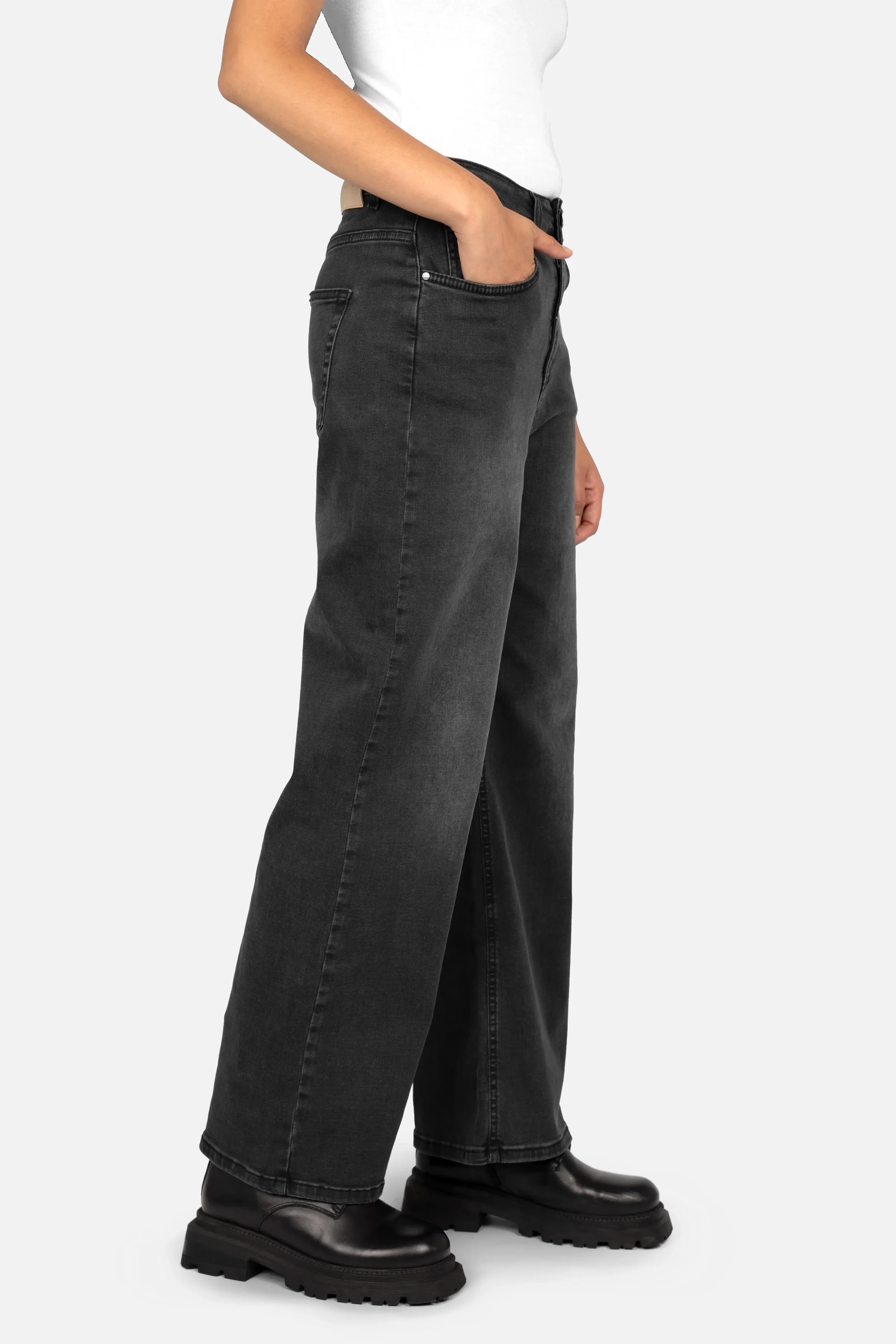 JOOSY Wide Leg Jeans aus weichem Denim in Faded Black mit normaler Bundhöhe und weitem Bein