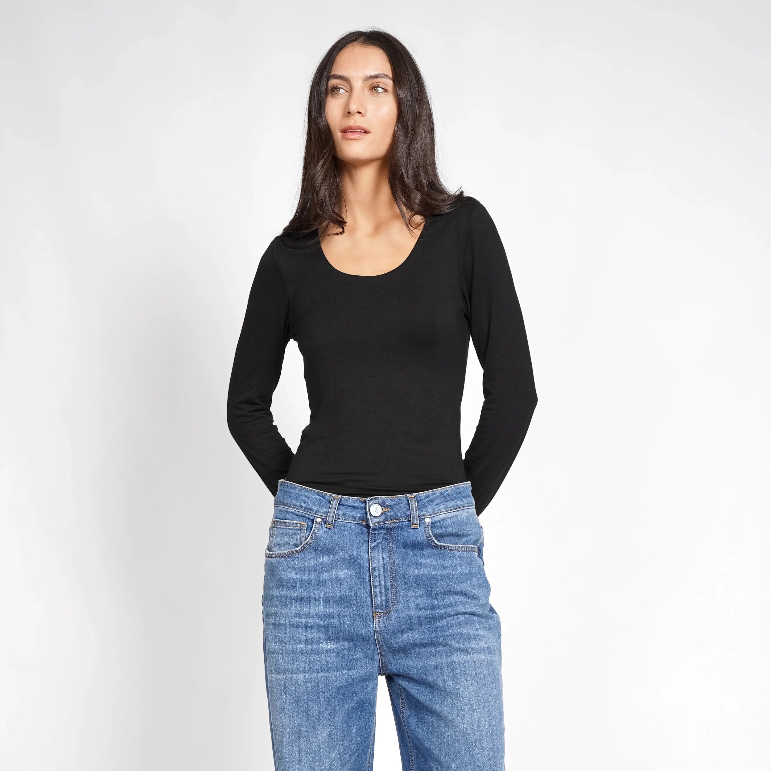 Frau trägt JOOSY Wide Leg Jeans in mittelblauer Used-Waschung mit weitem Bein und relaxed Fit