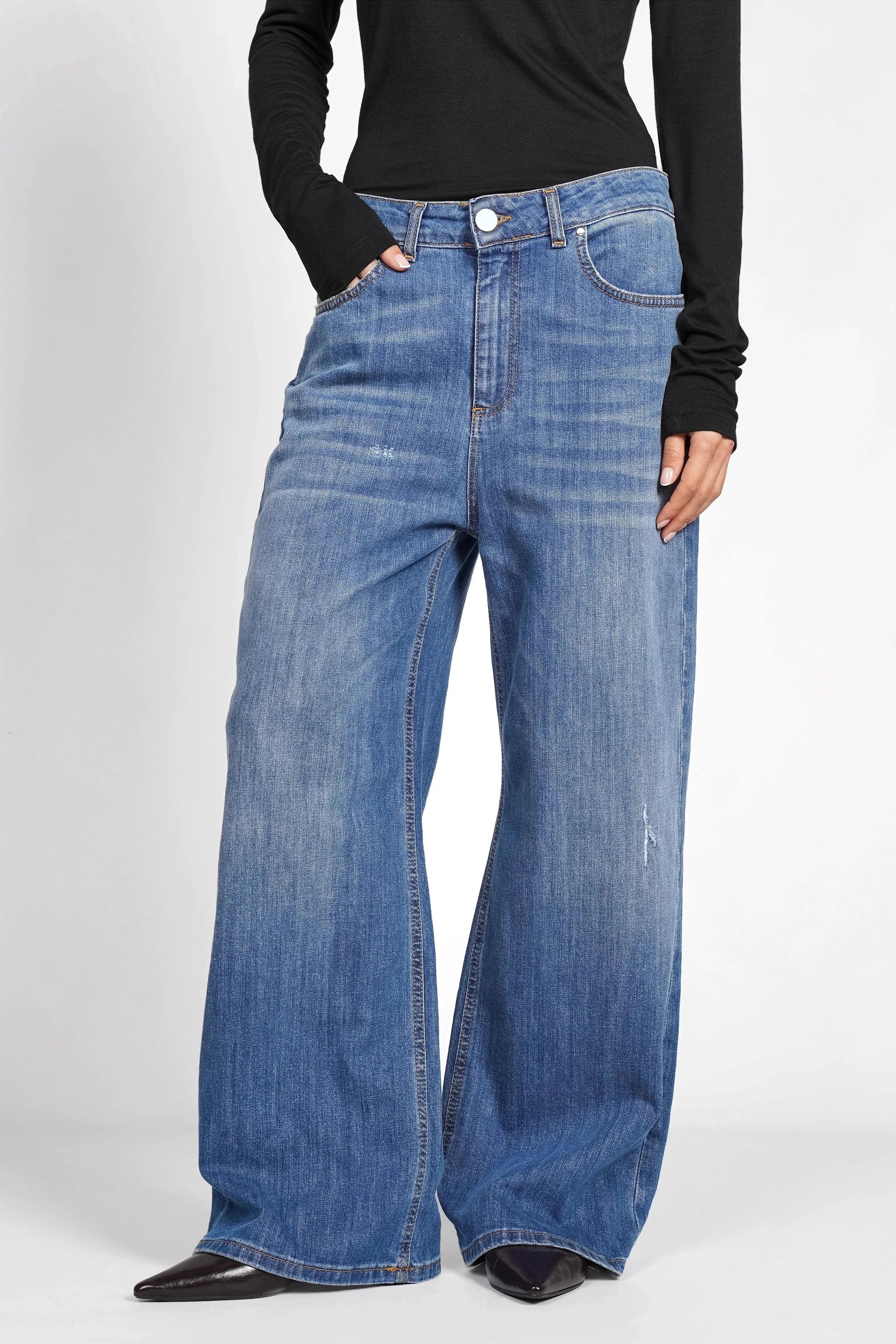 JOOSY Wide Leg Jeans in medium blue denim with relaxed fit and wide straight legs