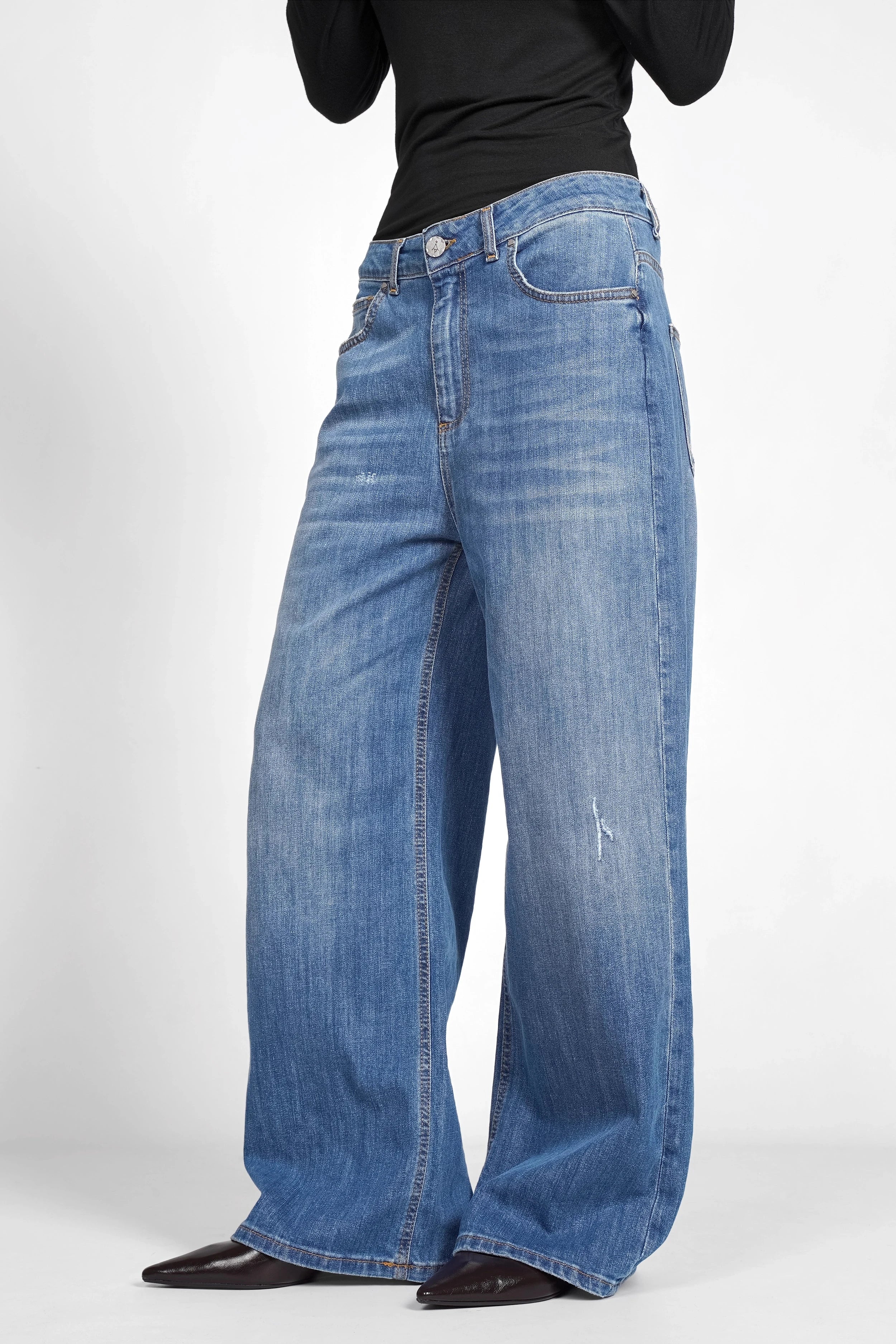 JOOSY Wide Leg Jeans in mittelblauer Used-Waschung mit weitem Bein und Relaxed Fit