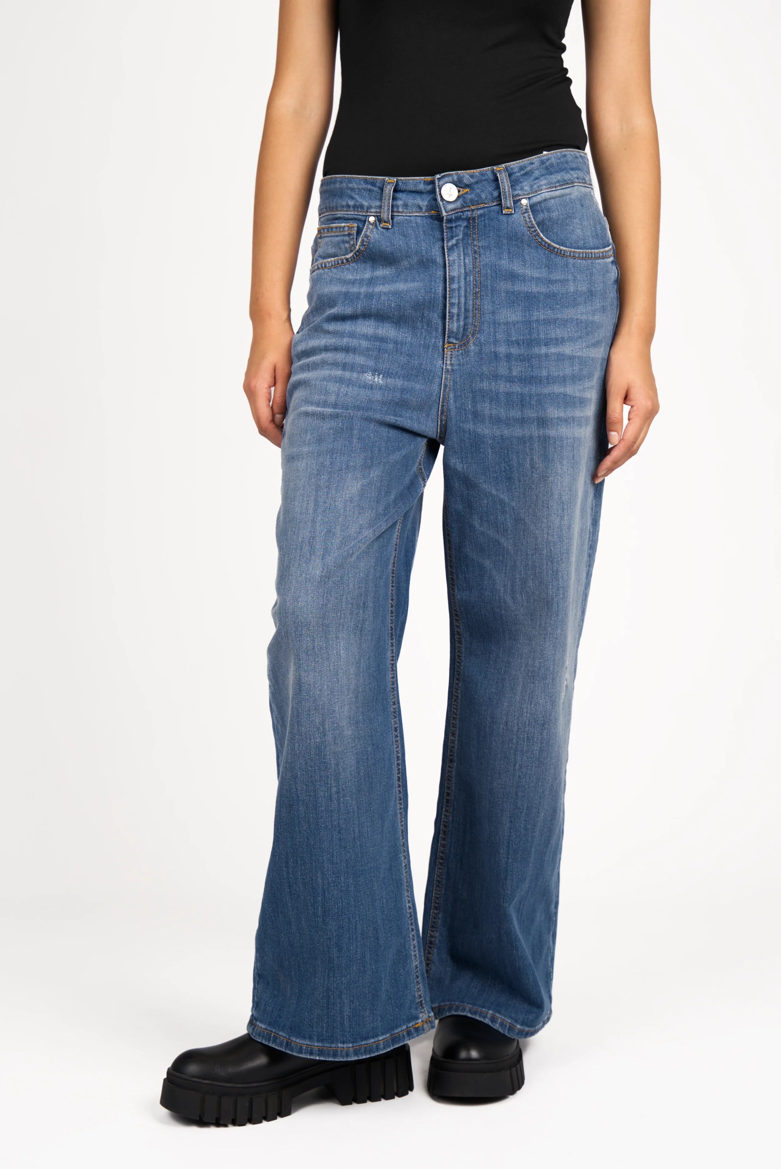 JOOSY Wide Leg Jeans in mittelblauer Used-Waschung mit weitem Bein und relaxed Fit, gefertigt aus weichem Denim.
