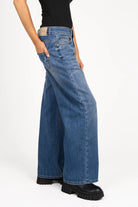 Damen JOOSY Wide Leg Jeans in mittelblauer Used-Waschung mit weitem Bein und relaxed Fit aus elastischem Denim.
