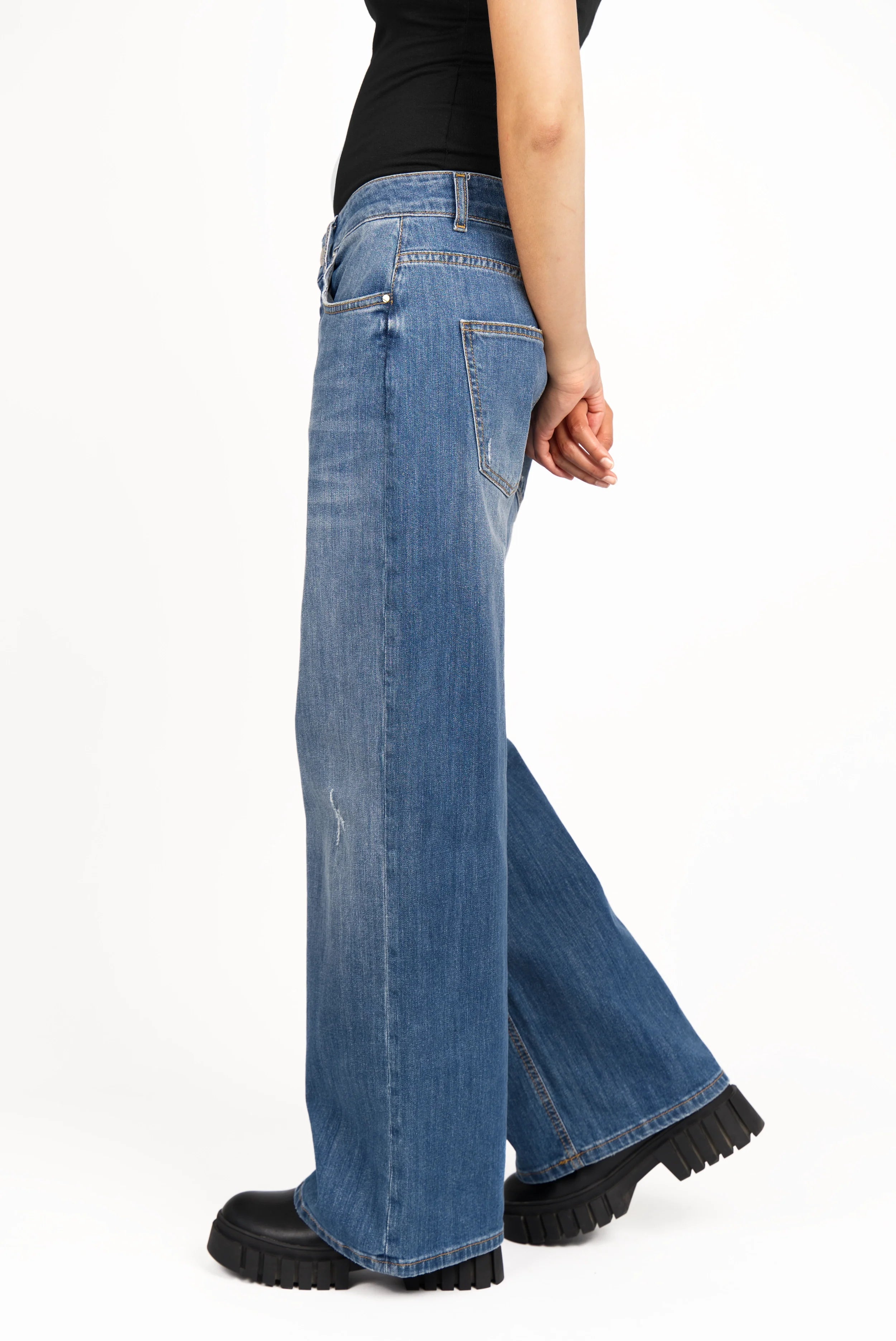 JOOSY Wide Leg Jeans in mittelblauer Waschung mit weitem Bein und relaxed Fit für entspannte Silhouette