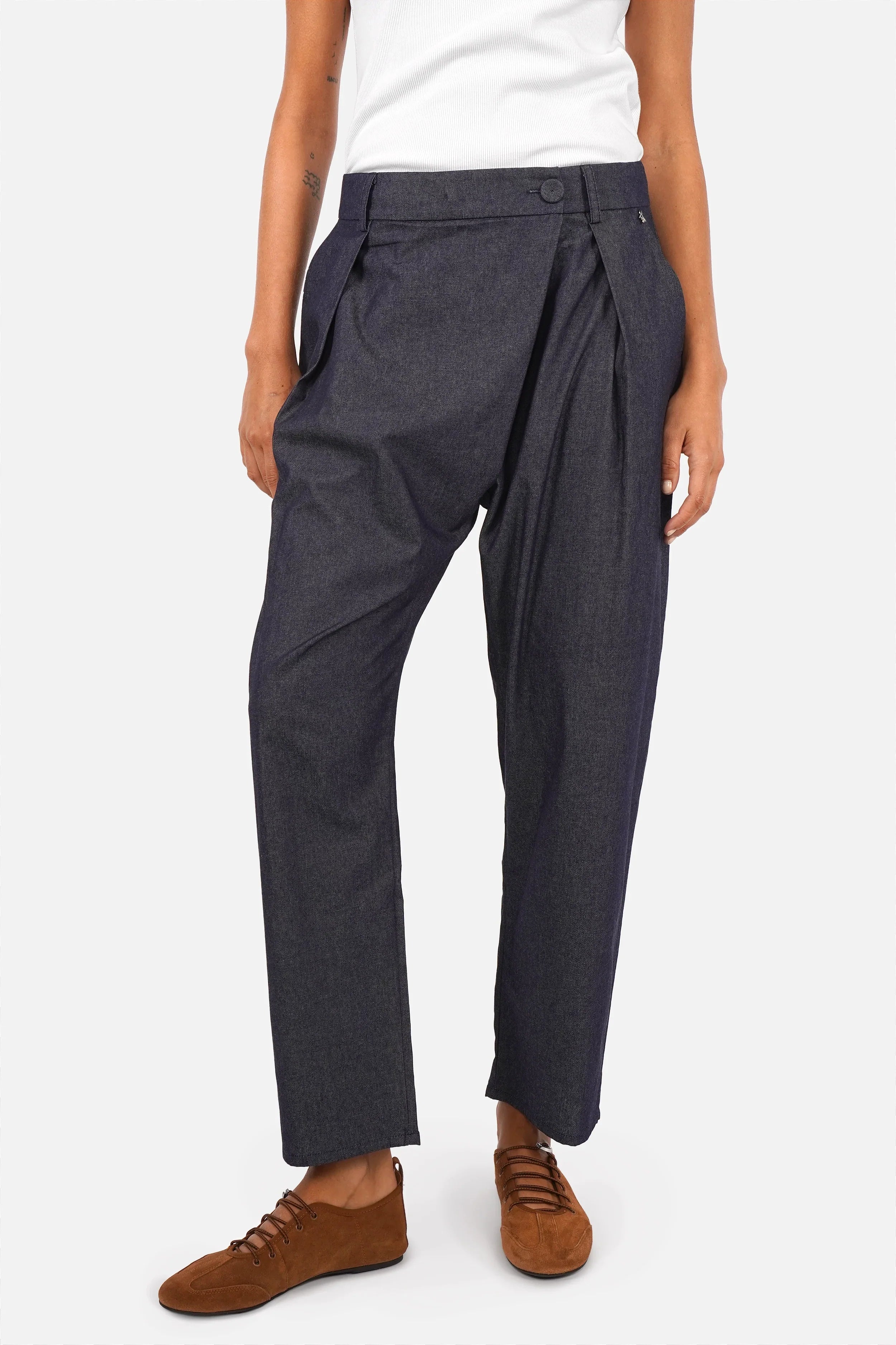 JORELIE Hose mit asymmetrischem Bund, leichter Denim-Optik, seitlichen Taschen und tiefen Bundfalten