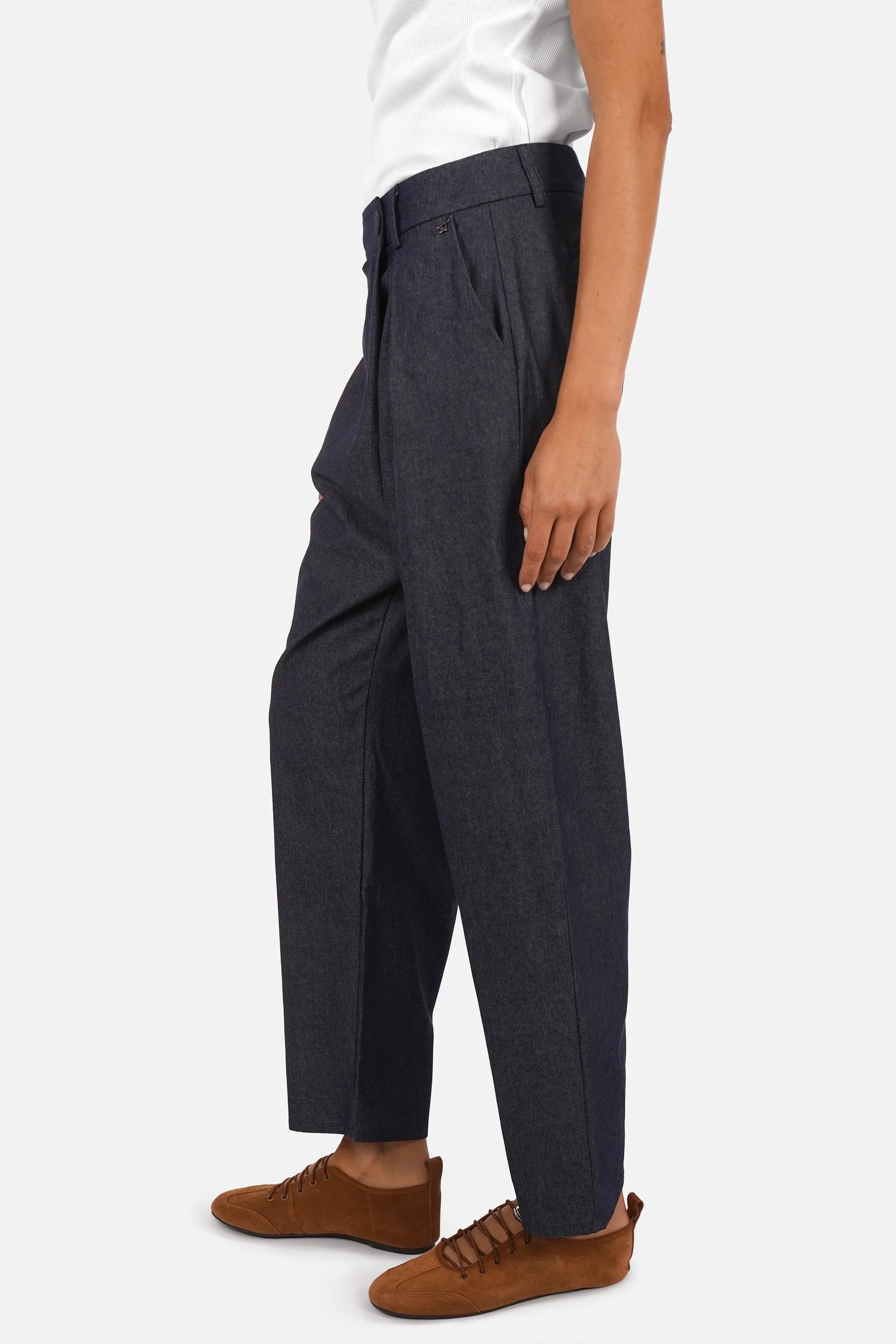 JORELIE Hose aus leichtem Denim mit asymmetrischem Bund und Stoffknopfverschluss