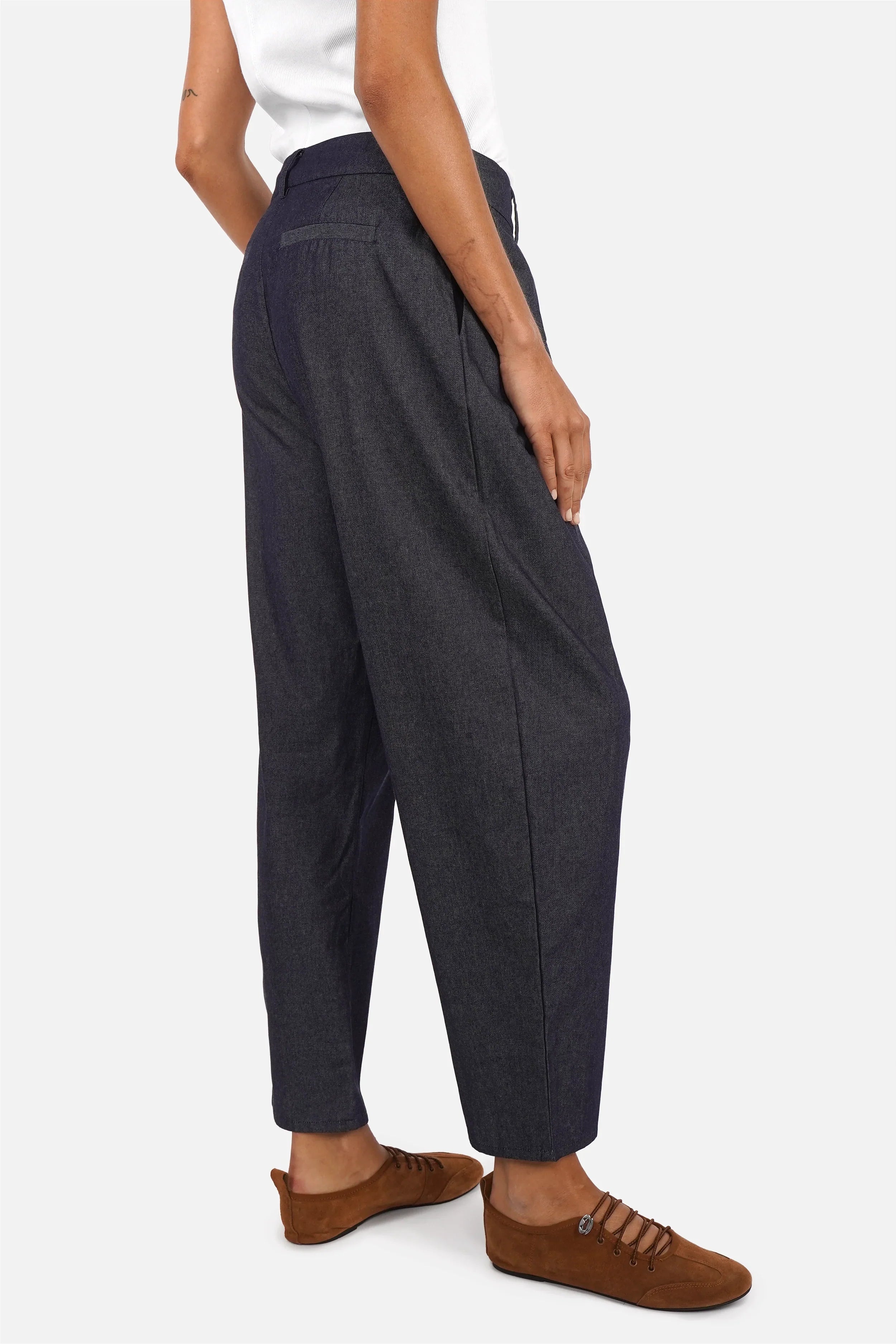 JORELIE Hose aus leichtem Denim mit asymmetrischem Bund und Knopfverschluss