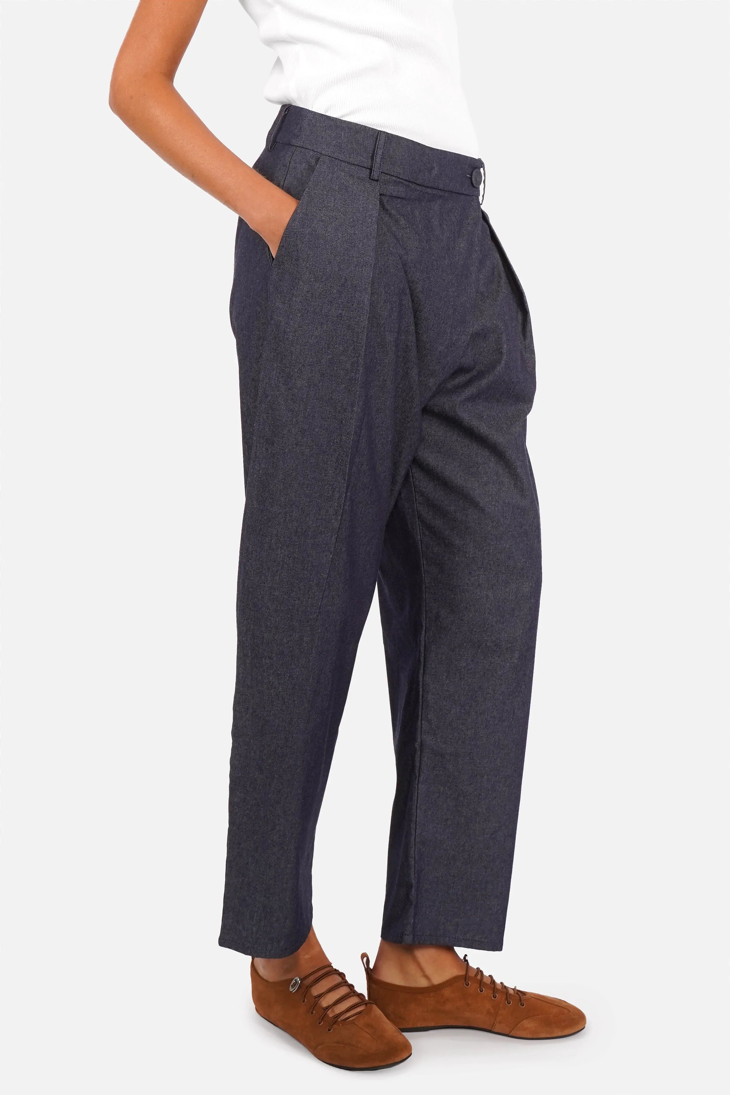 JORELIE Hose mit asymmetrischem Bund und stoffbezogenem Knopfverschluss aus leichtem Denim-Material in Mid-Waist Passform