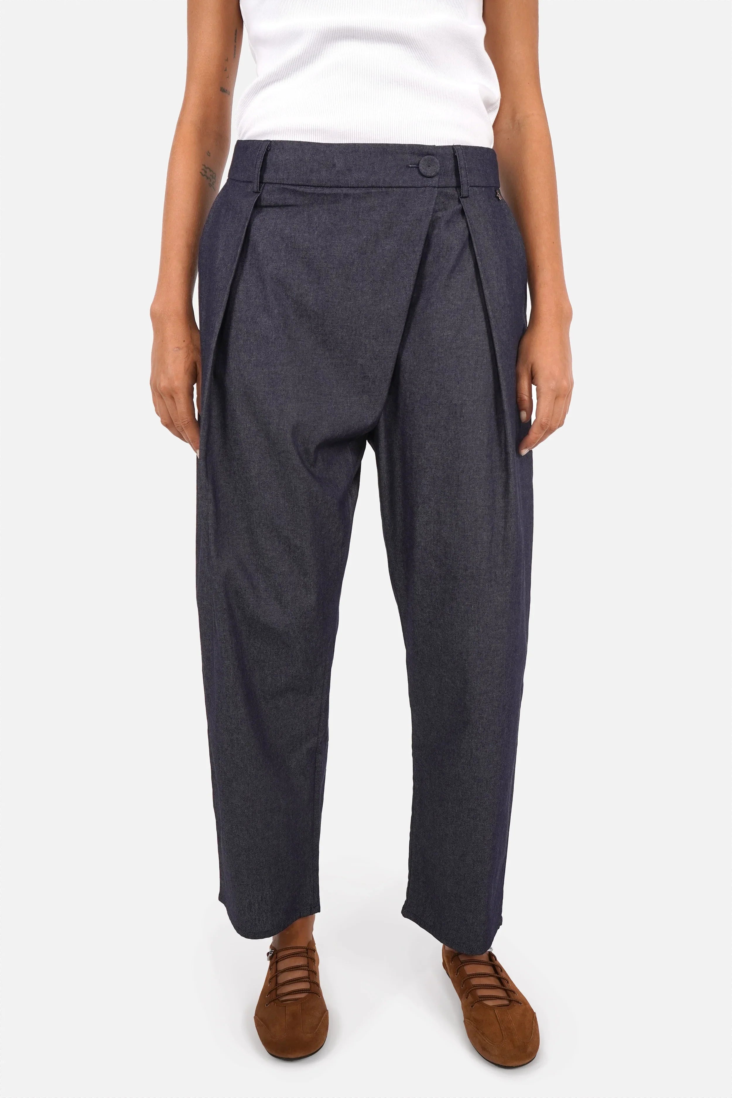 JORELIE Hose mit asymmetrischem Bund aus leichtem Denim-Material, seitlichen Taschen und Regular Fit