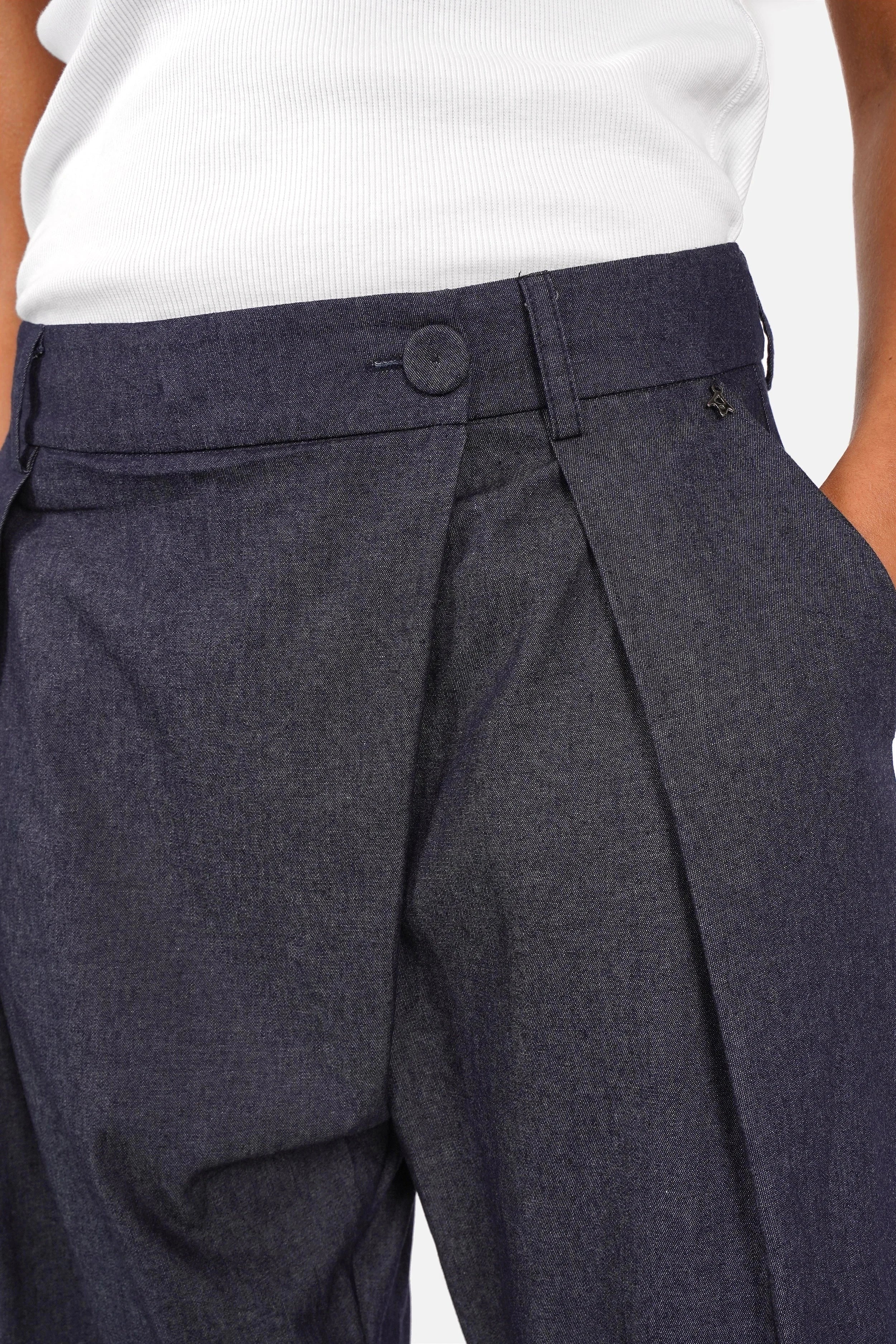 JORELIE Hose aus leichtem Denim mit asymmetrischem Bund und stoffbezogenem Knopfverschluss, seitlichen Taschen und Regular Fit