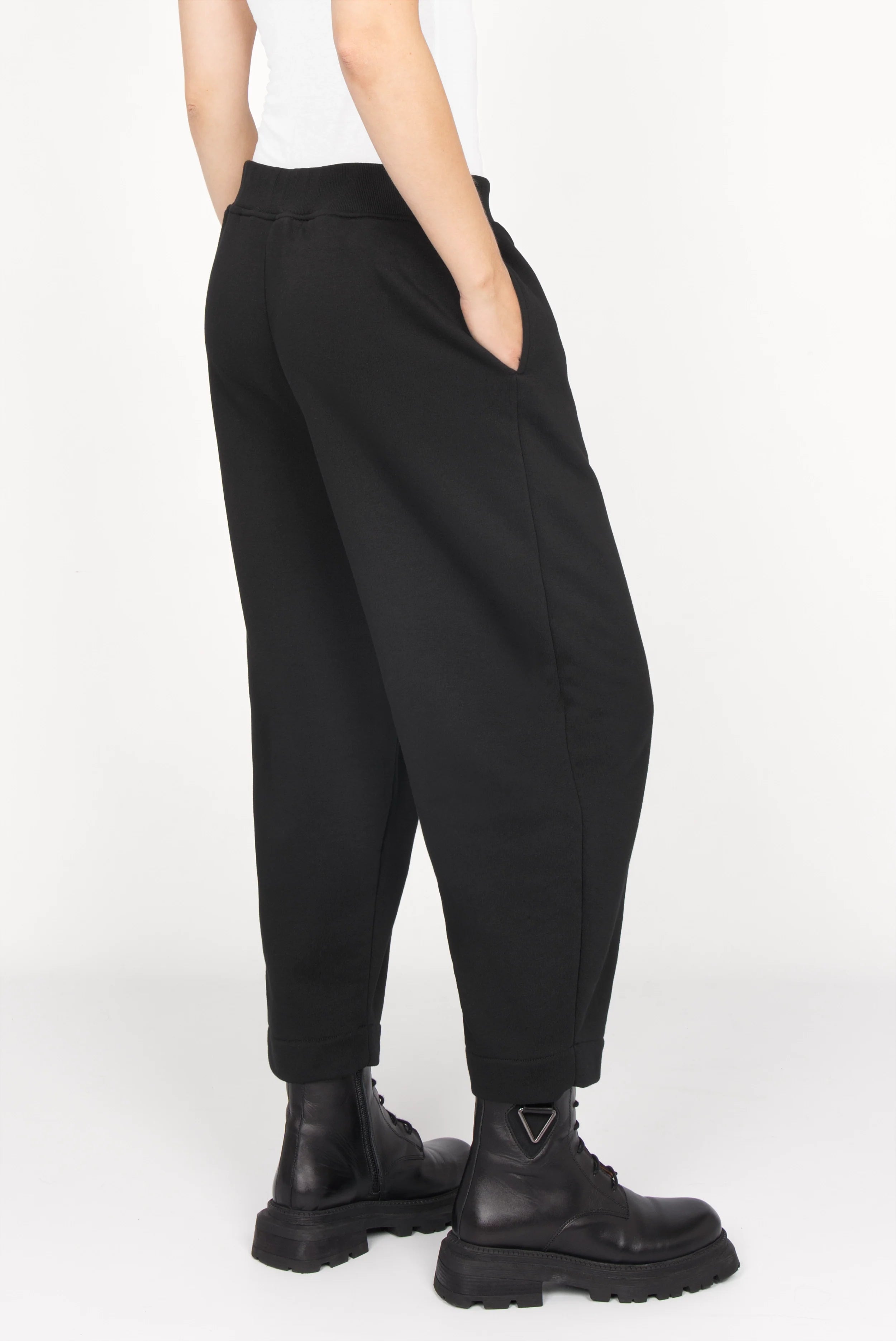 Black JOUDY Carrot Jogpant with elastic waistband and side pockets, cropped fit, modeled from the back.