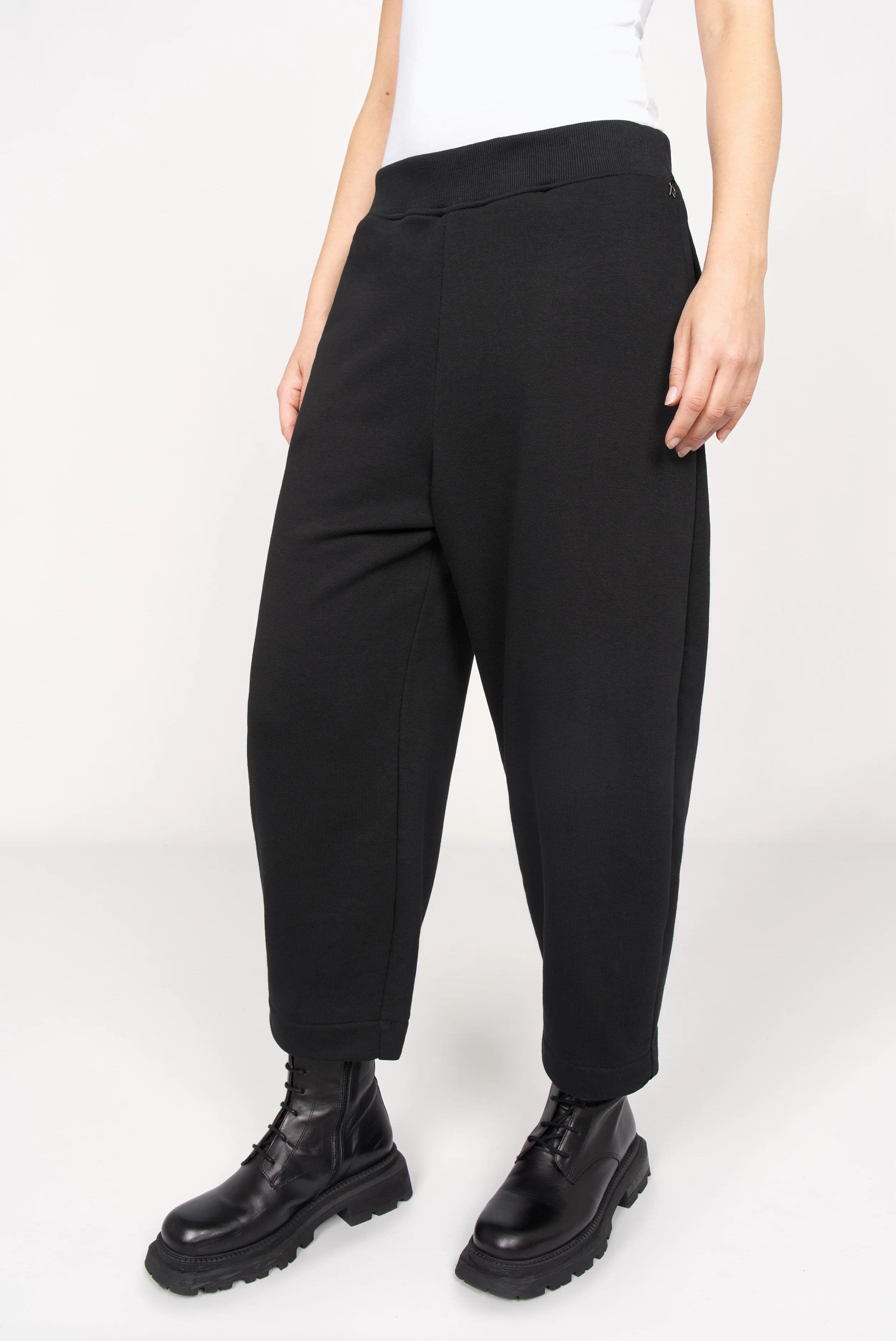 JOUDY Carrot Jogpant black cropped cotton sweatpants with elastic waistband and side pockets