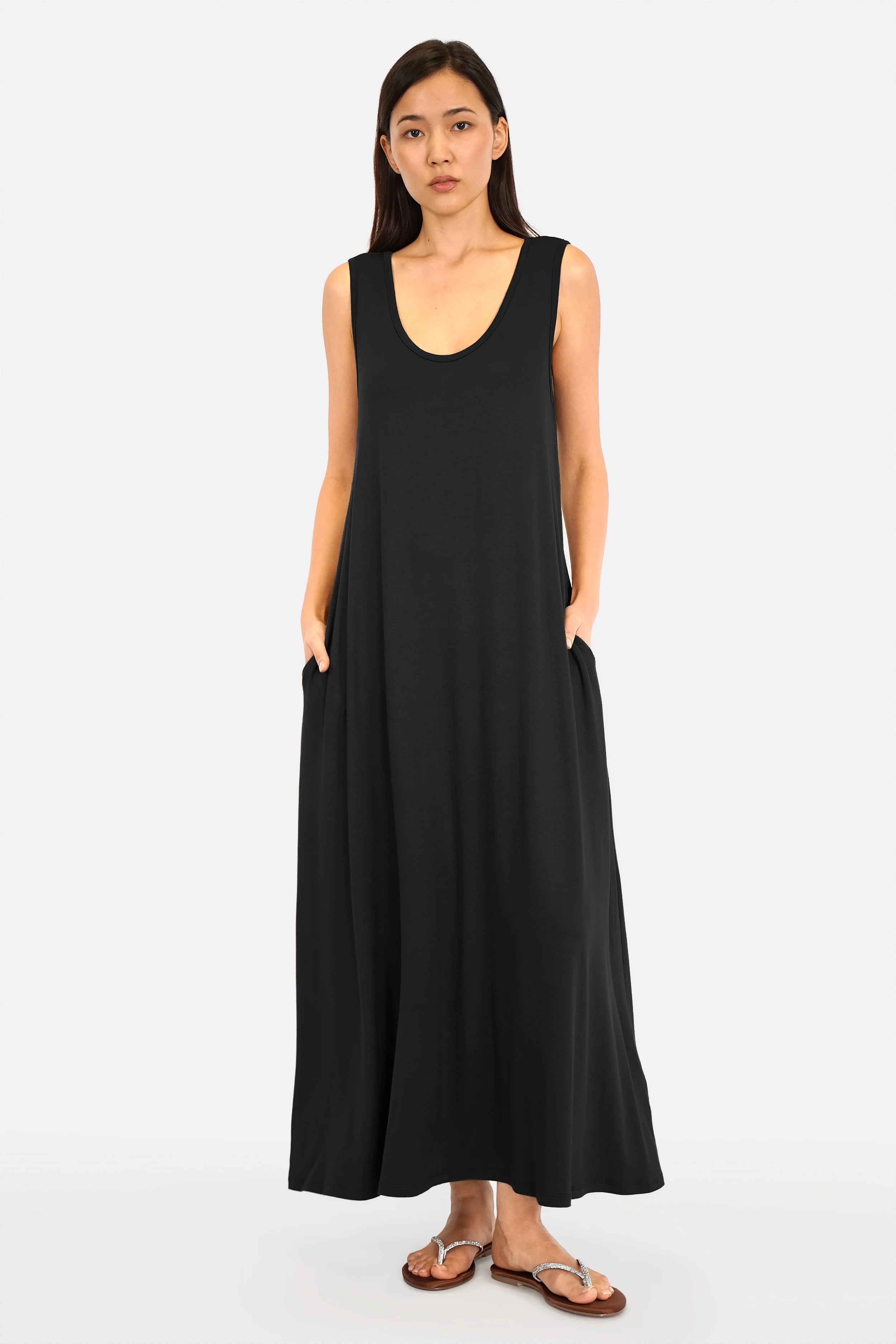 JOVRA Jersey Maxikleid aus fließendem Viskosejersey mit tiefem Rundhalsausschnitt und Rückenausschnitt in A-Linie mit Taschen, Länge ca. 115 cm.