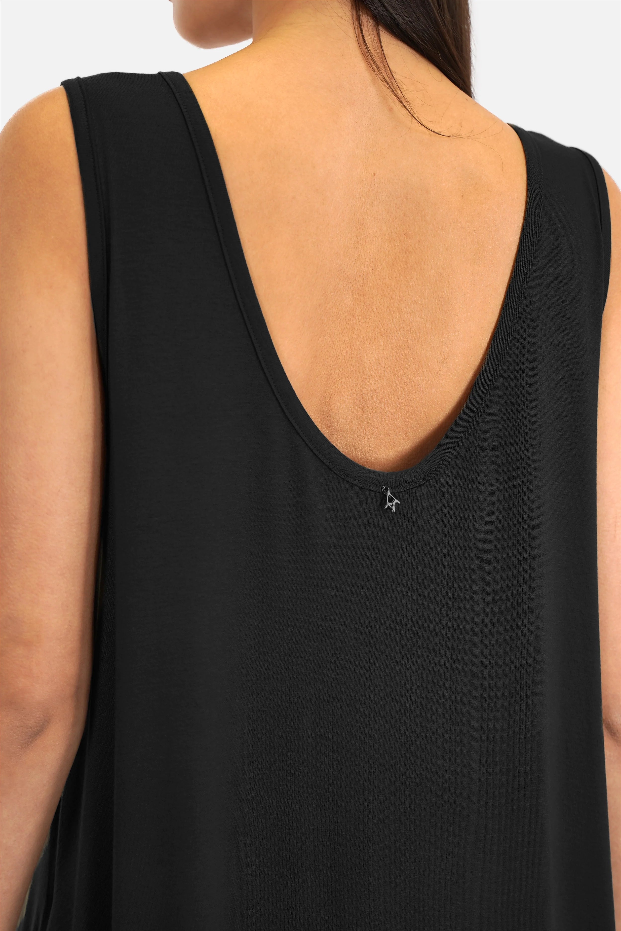 JOVRA Jersey Maxikleid aus fließendem Viskosejersey mit tiefem Rundhals- und Rückenausschnitt, seitlichen Taschen, A-Linie und Relaxed Fit in Maxi Länge