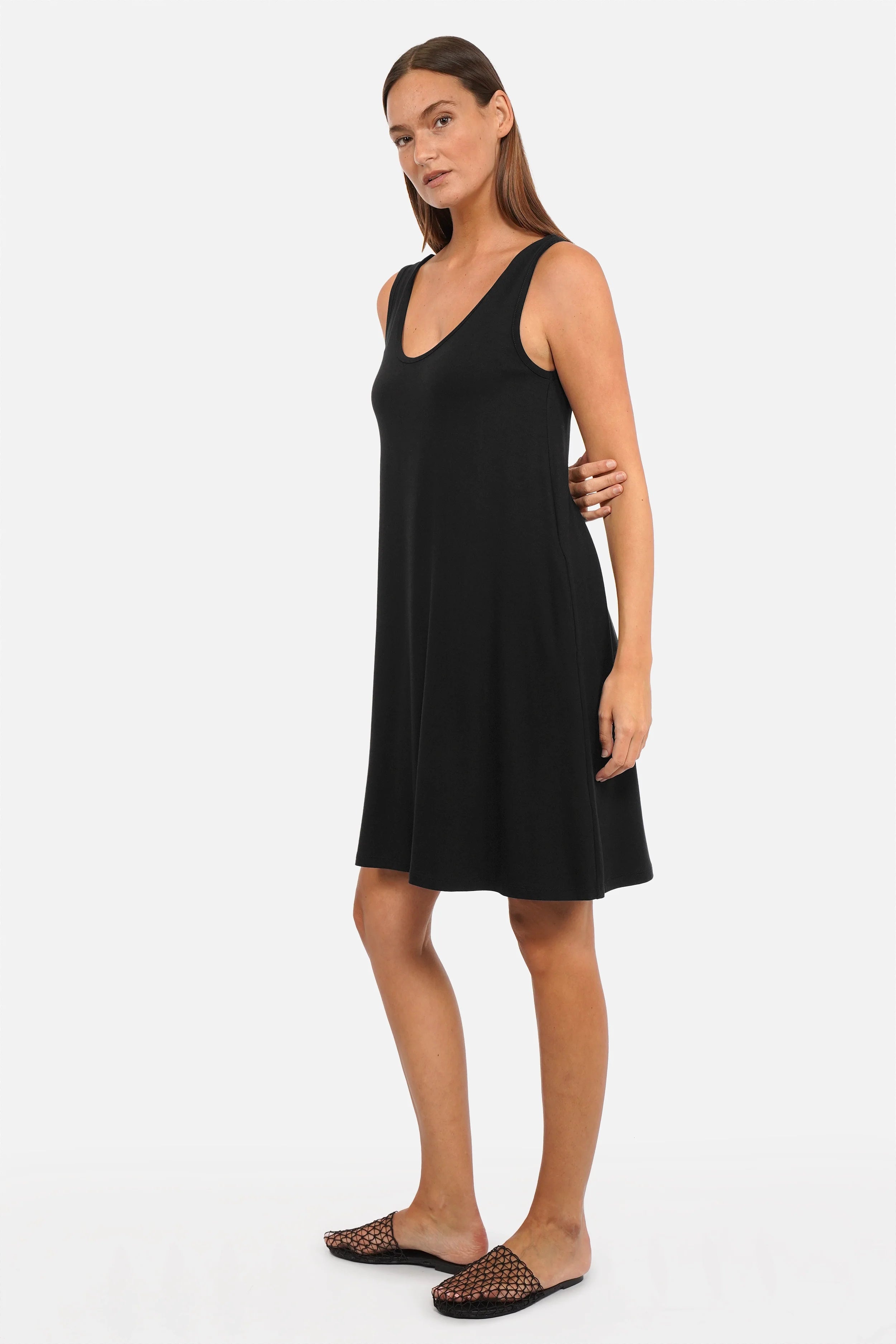 JOVRA Jersey Kleid aus fließendem Viskosejersey mit tiefem Rundhals- und Rückenausschnitt, A-Linie und seitlichen Eingrifftaschen in Mini-Länge