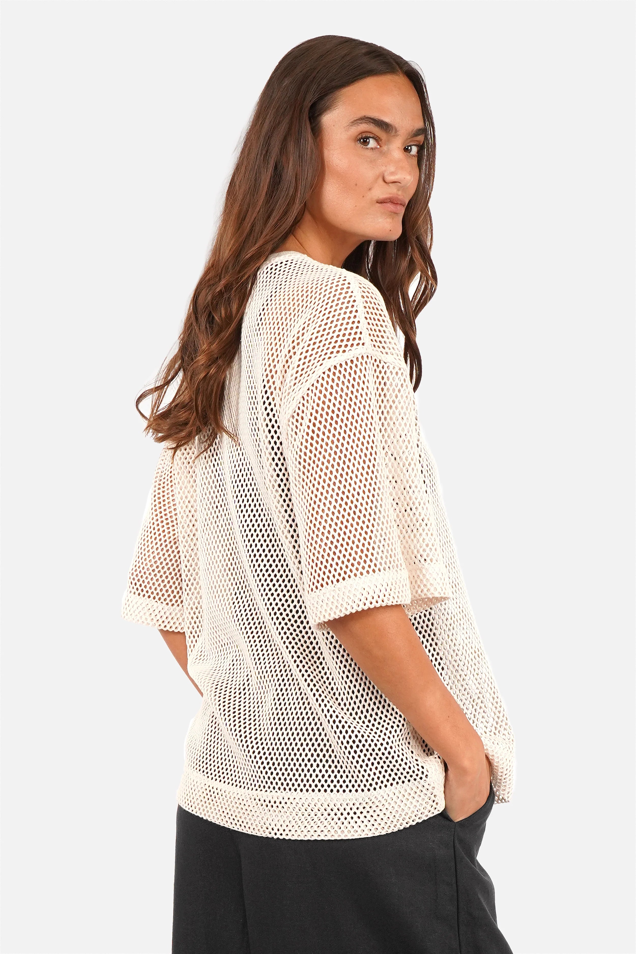 JUNNY T-Shirt aus weitmaschigem Häkelstoff mit Rundhalsausschnitt und loose Fit, kastige Form in Größe XS getragen.
