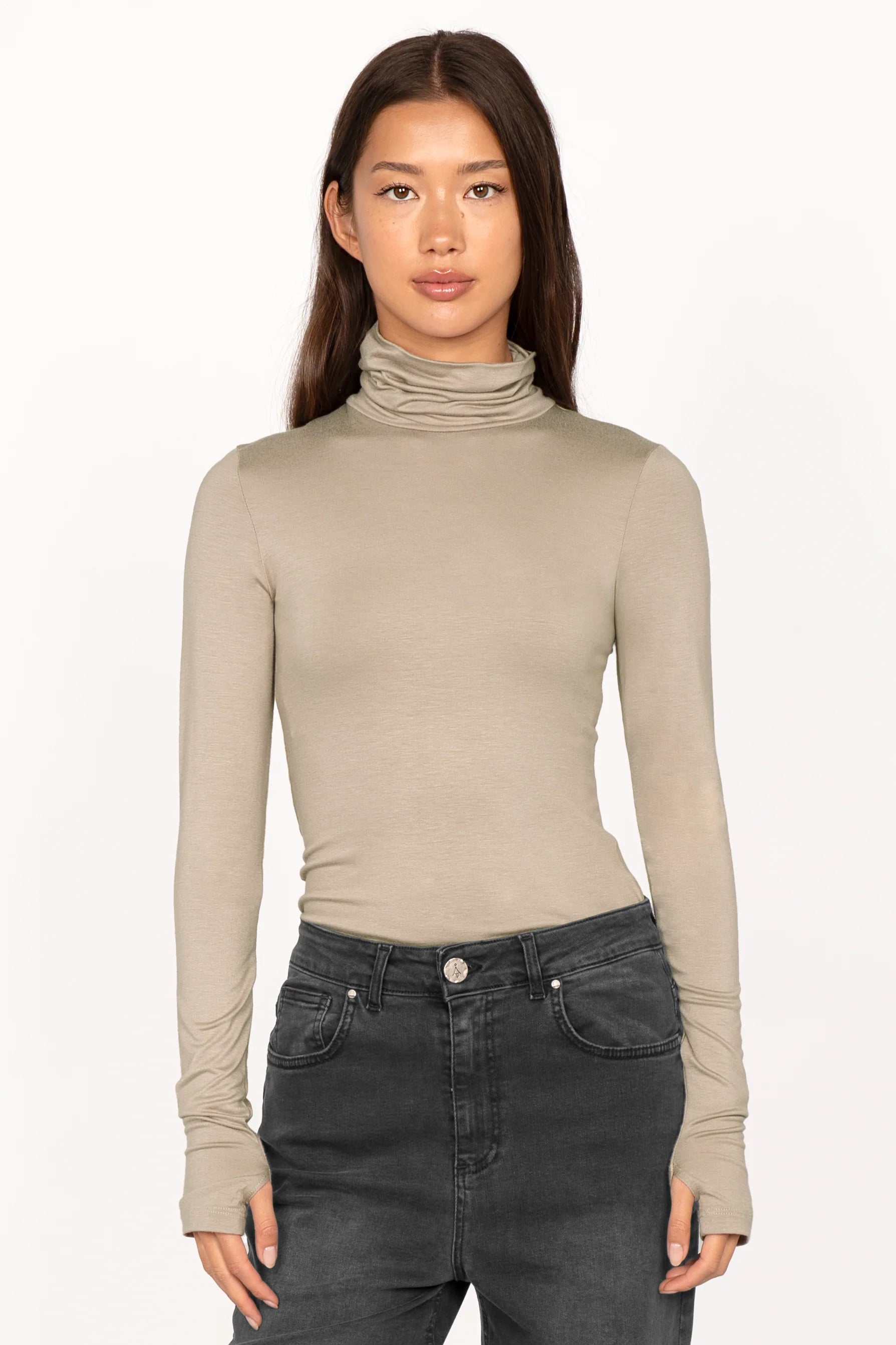 KABEA Longsleeve mit Rollkragen aus weicher Viskose, figurnahem Schnitt und Daumenlöchern, beige
