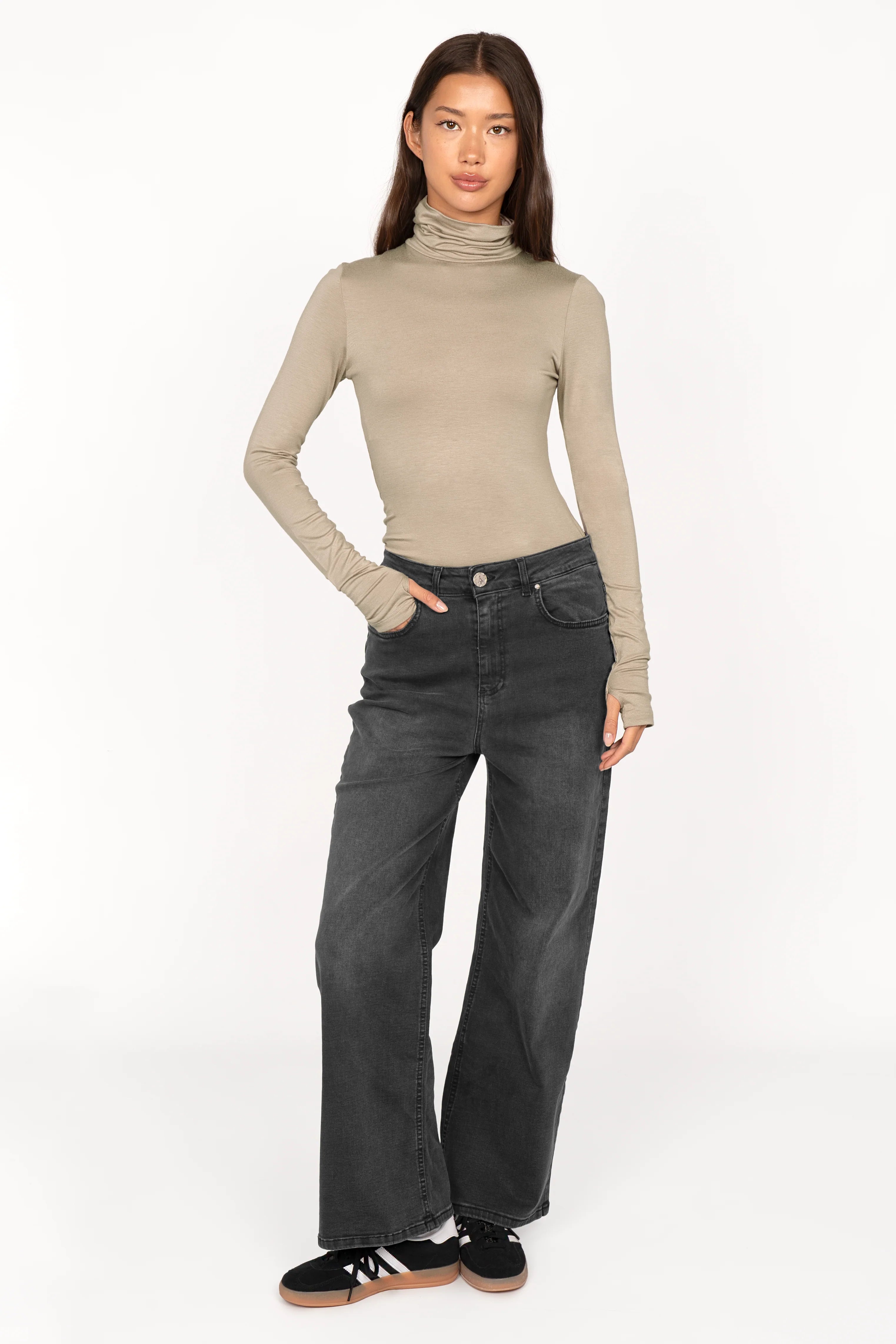 KABEA Longsleeve beige rollkragen mit daumenlöchern und schmalem schnitt getragen von model