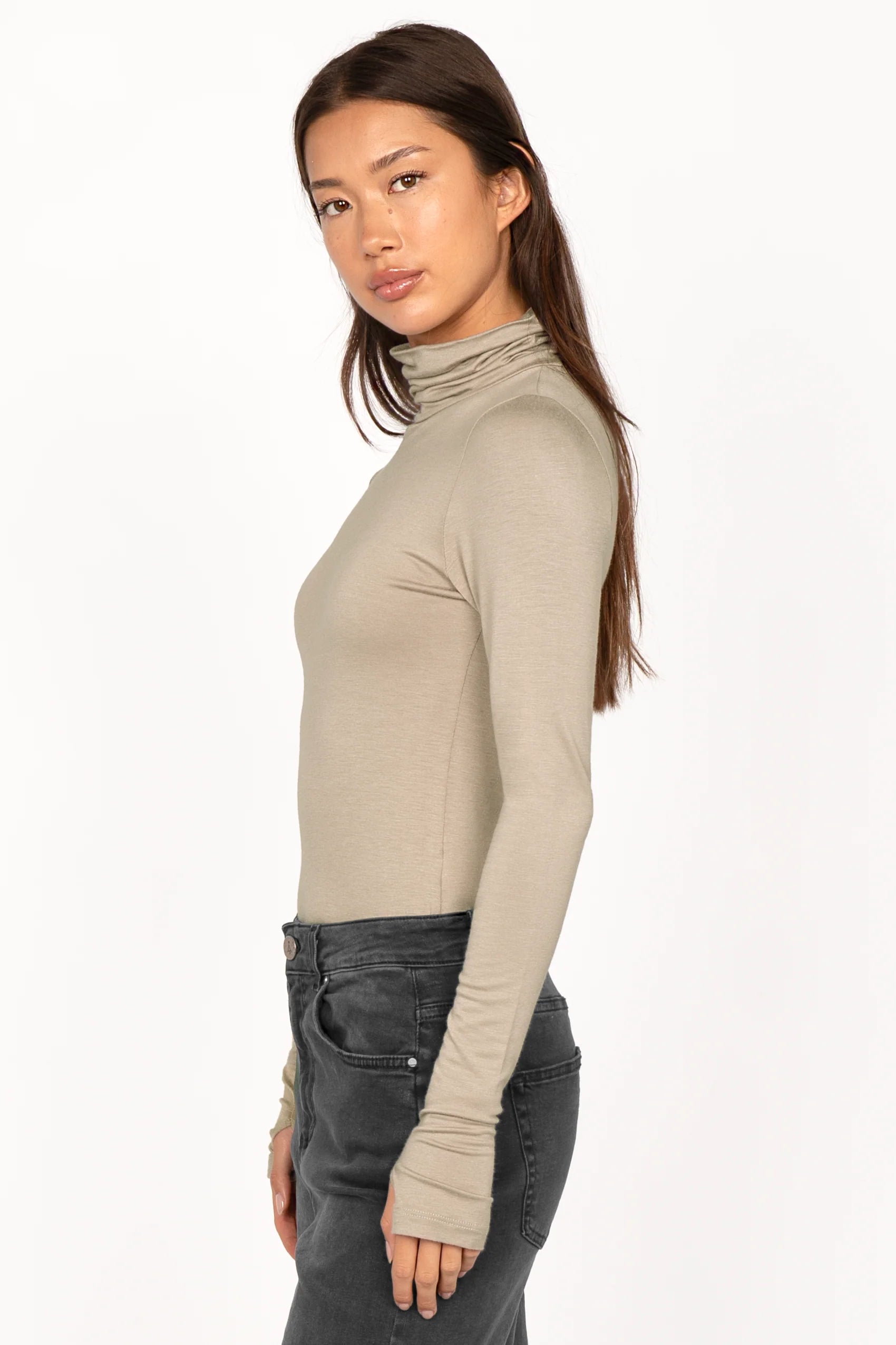 KABEA Longsleeve mit Rollkragen aus weicher Viskose, figurnahem Schnitt und Daumenlöchern in beige