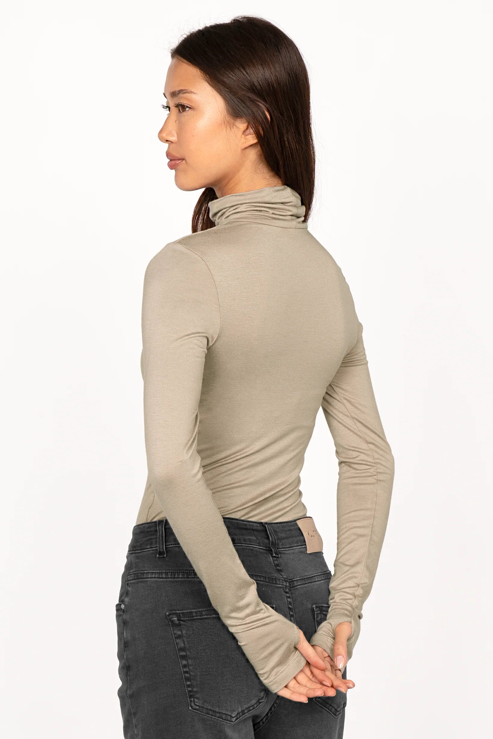 KABEA Longsleeve beige mit Rollkragen und Daumenlöchern, figurbetont aus weicher Viskose