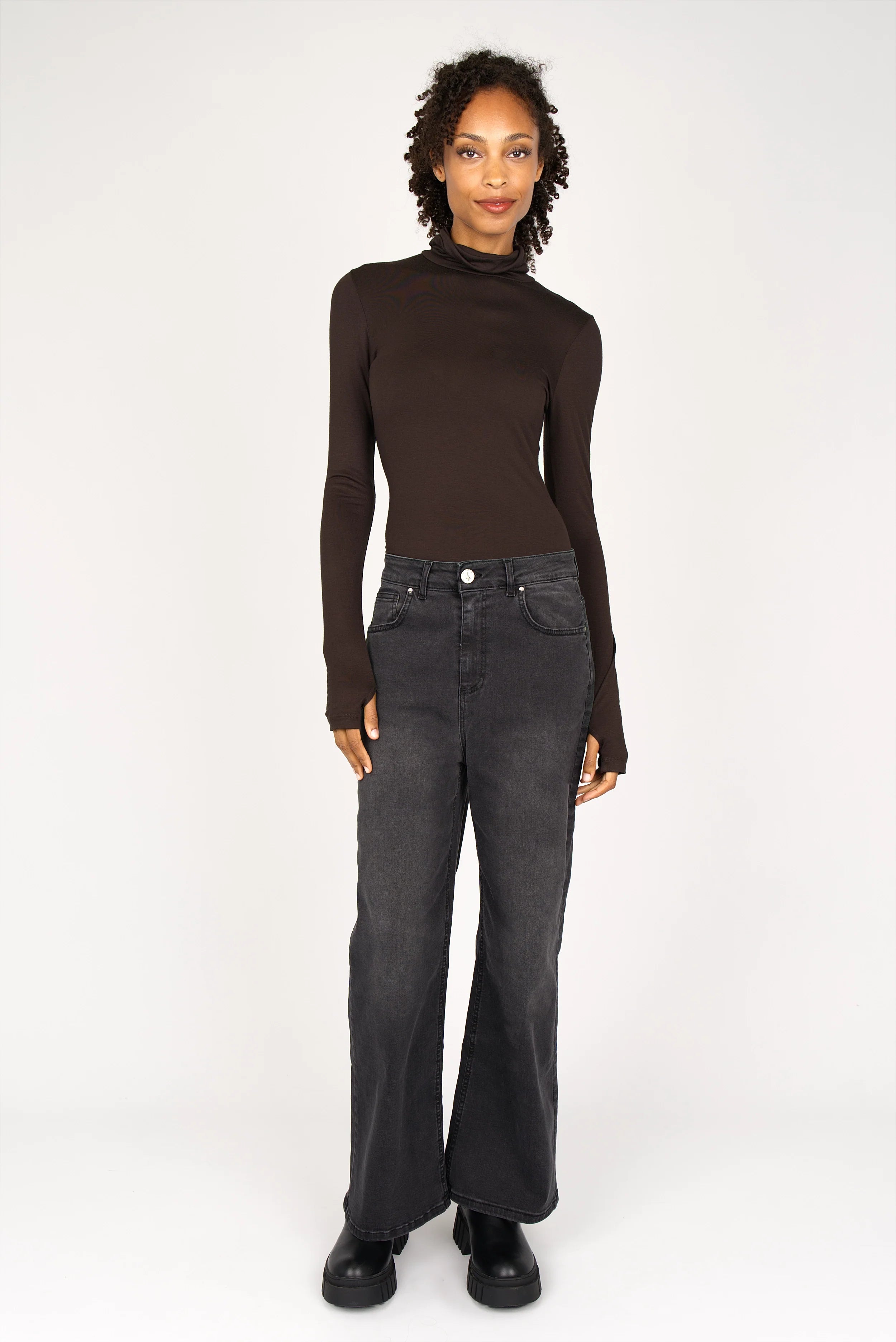 KABEA Longsleeve schwarzes Rollkragen-Top mit Daumenlöchern und figurnahem Schnitt aus weicher Viskose