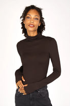 KABEA Longsleeve mit Rollkragen und Daumenlöchern aus weicher Viskose im figurnahen Schnitt, getragen von Modell