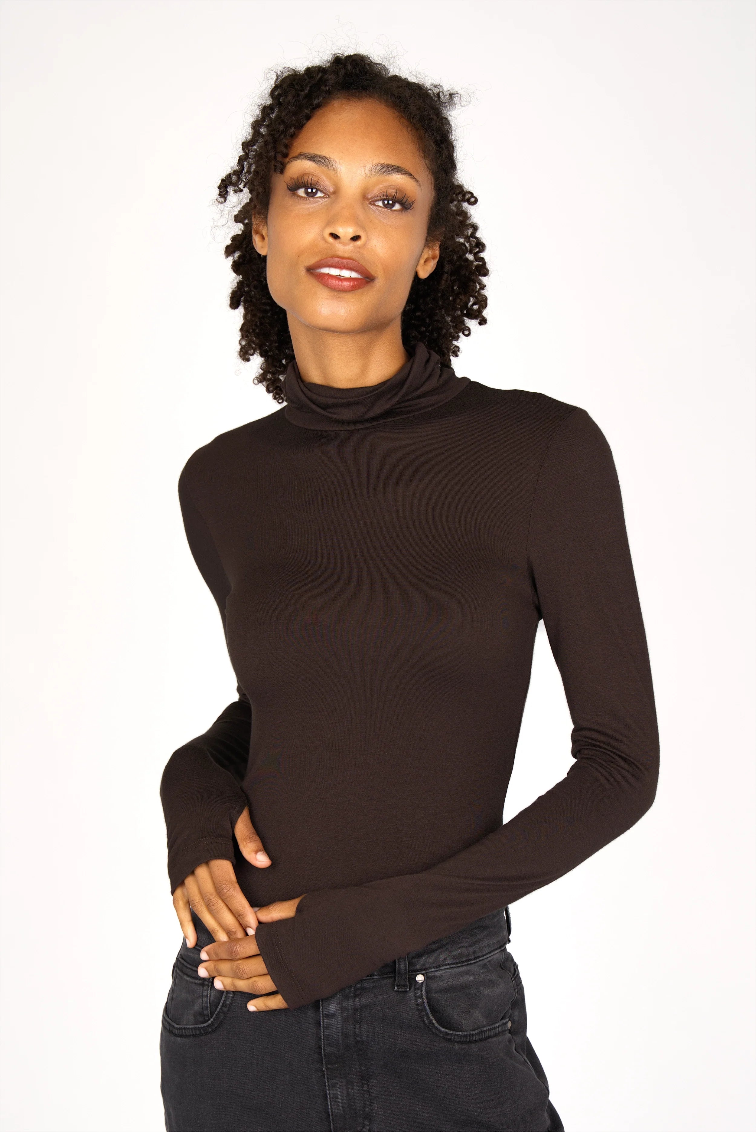 KABEA Longsleeve mit Rollkragen und Daumenlöchern aus weicher Viskose im figurnahen Schnitt, getragen von Modell