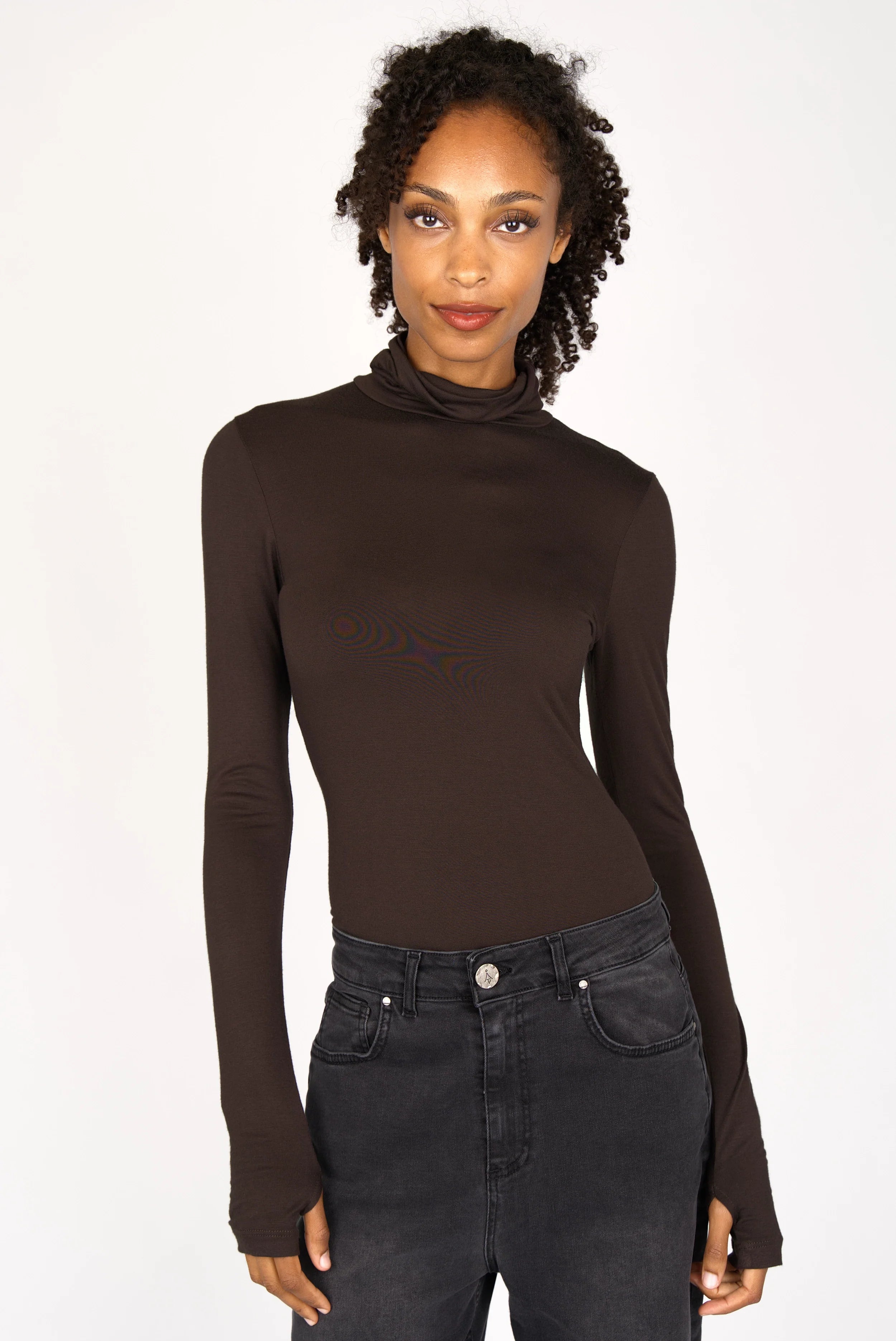 KABEA Longsleeve schwarzes Rollkragen-Top aus weicher Viskose mit Daumenlöchern und figurnahem Schnitt