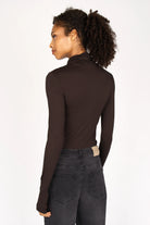 Frau trägt schwarzes KABEA Longsleeve mit Rollkragen und Daumenlöchern, Rückenansicht