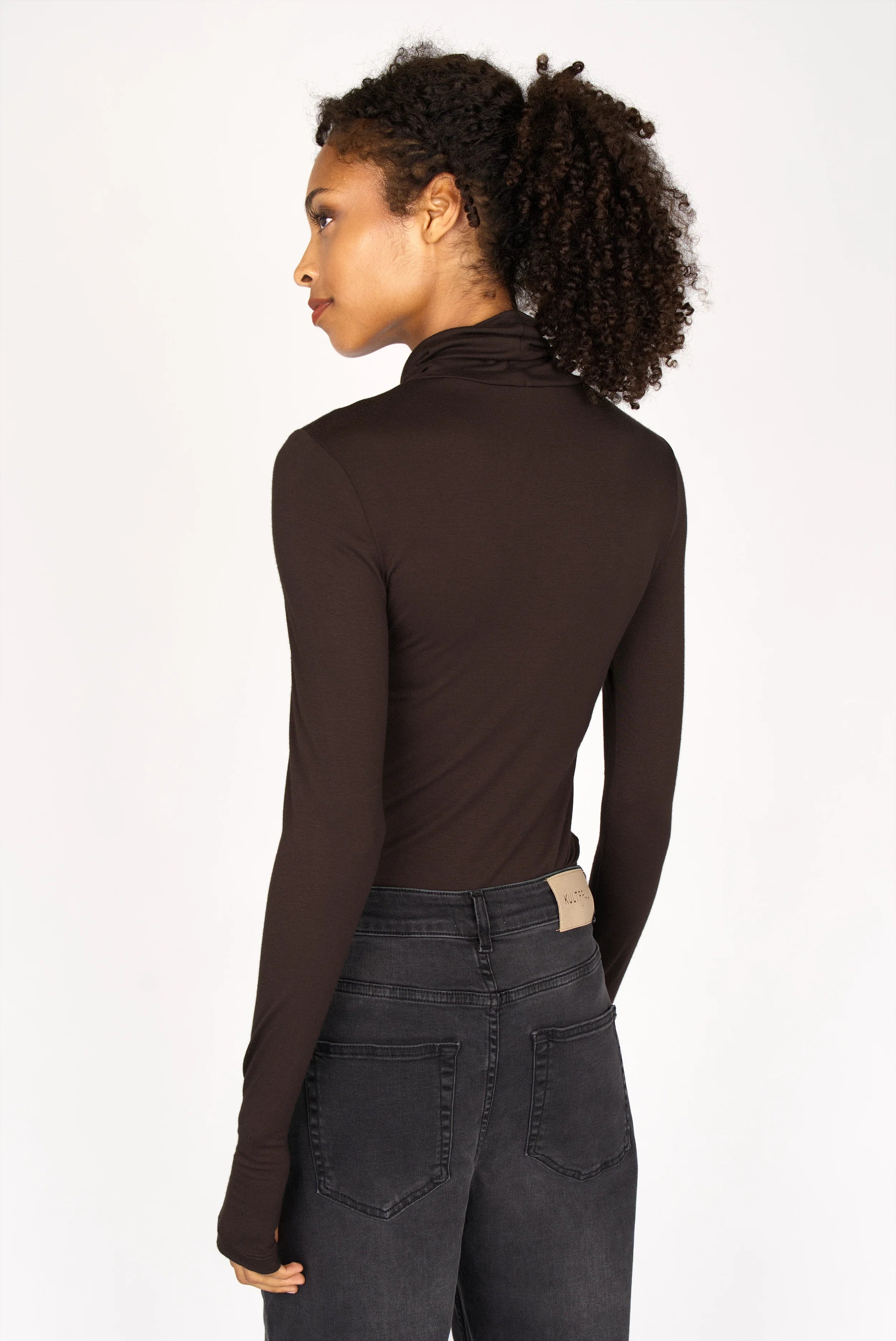 Frau trägt schwarzes KABEA Longsleeve mit Rollkragen und Daumenlöchern, Rückenansicht