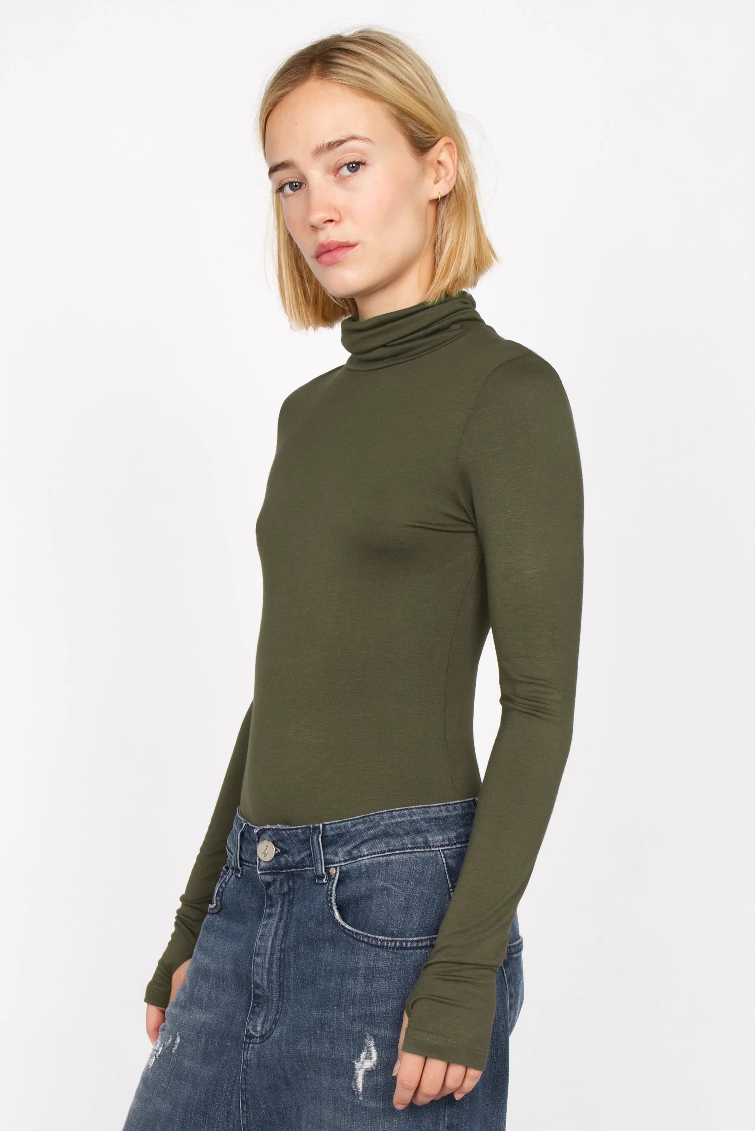 KABEA Longsleeve mit Rollkragen und Daumenlöchern aus weicher Viskose, figurnah geschnitten in Olivgrün