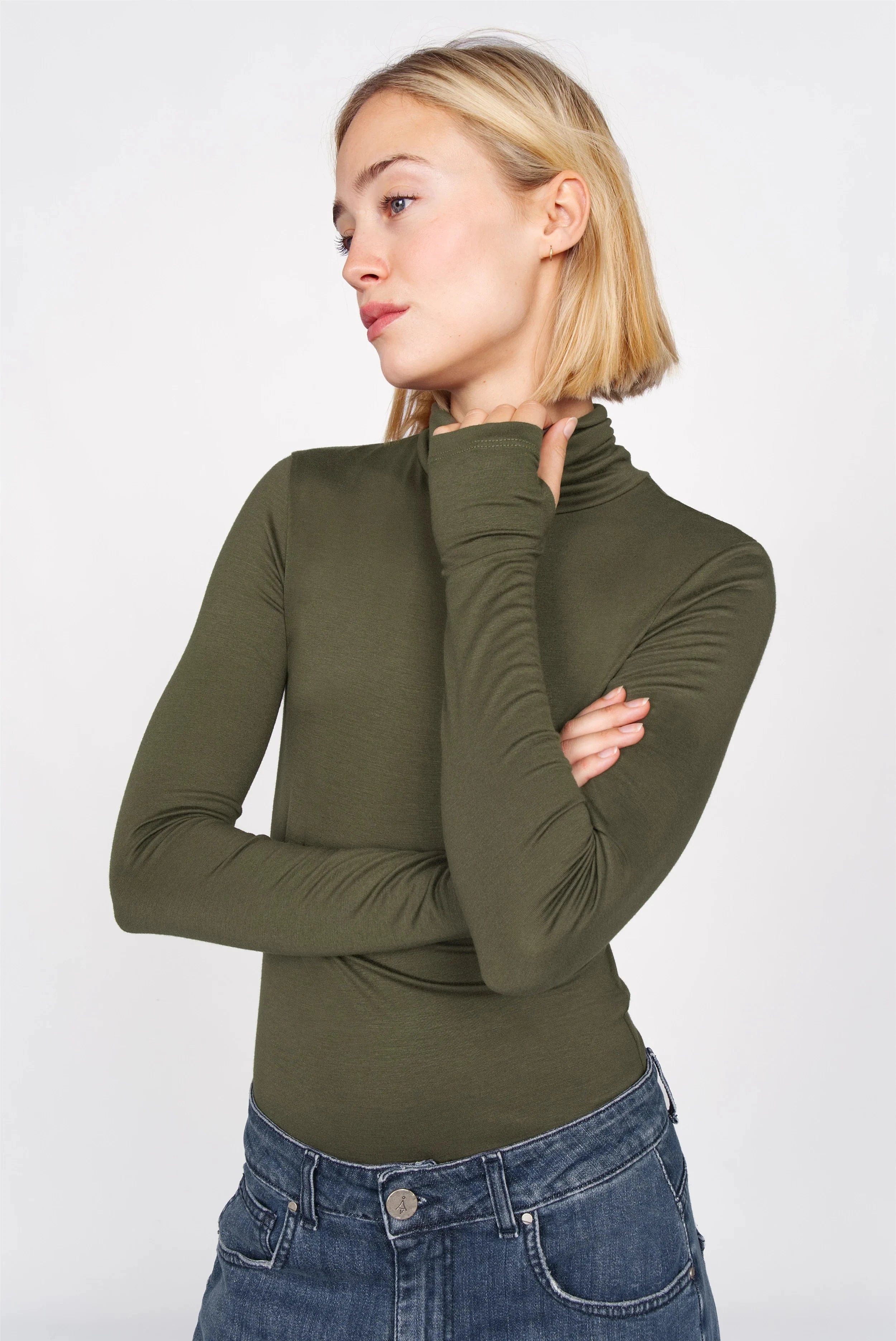 KABEA Longsleeve mit Rollkragen und Daumenlöchern in Olivgrün, figurnah geschnitten aus weicher Viskose