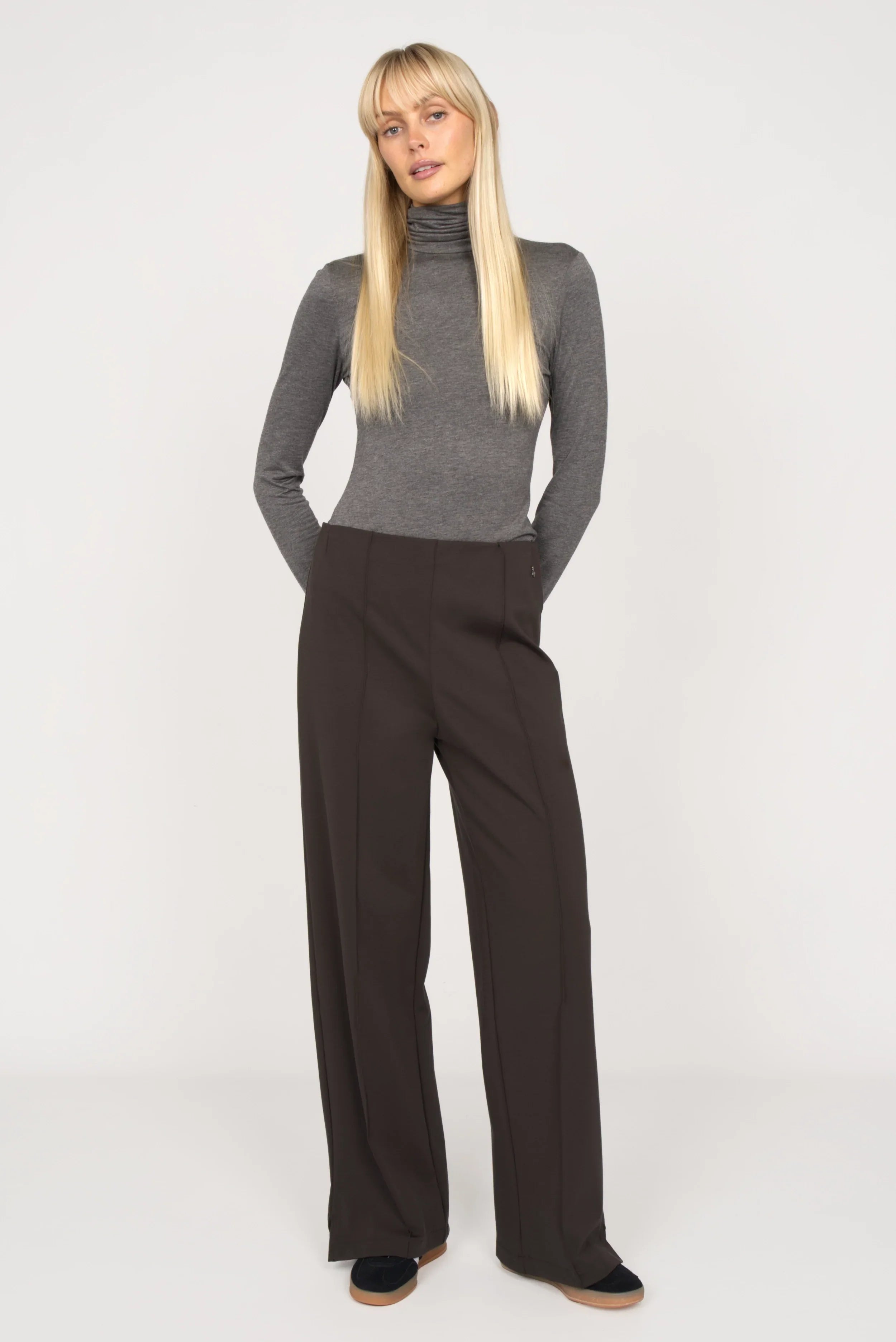 Frau trägt KANDANEA Gerade Hose aus Interlock-Qualität mit Gummibund und Biesen, gerade geschnittener Beinabschluss mit kleinen Schlitzen