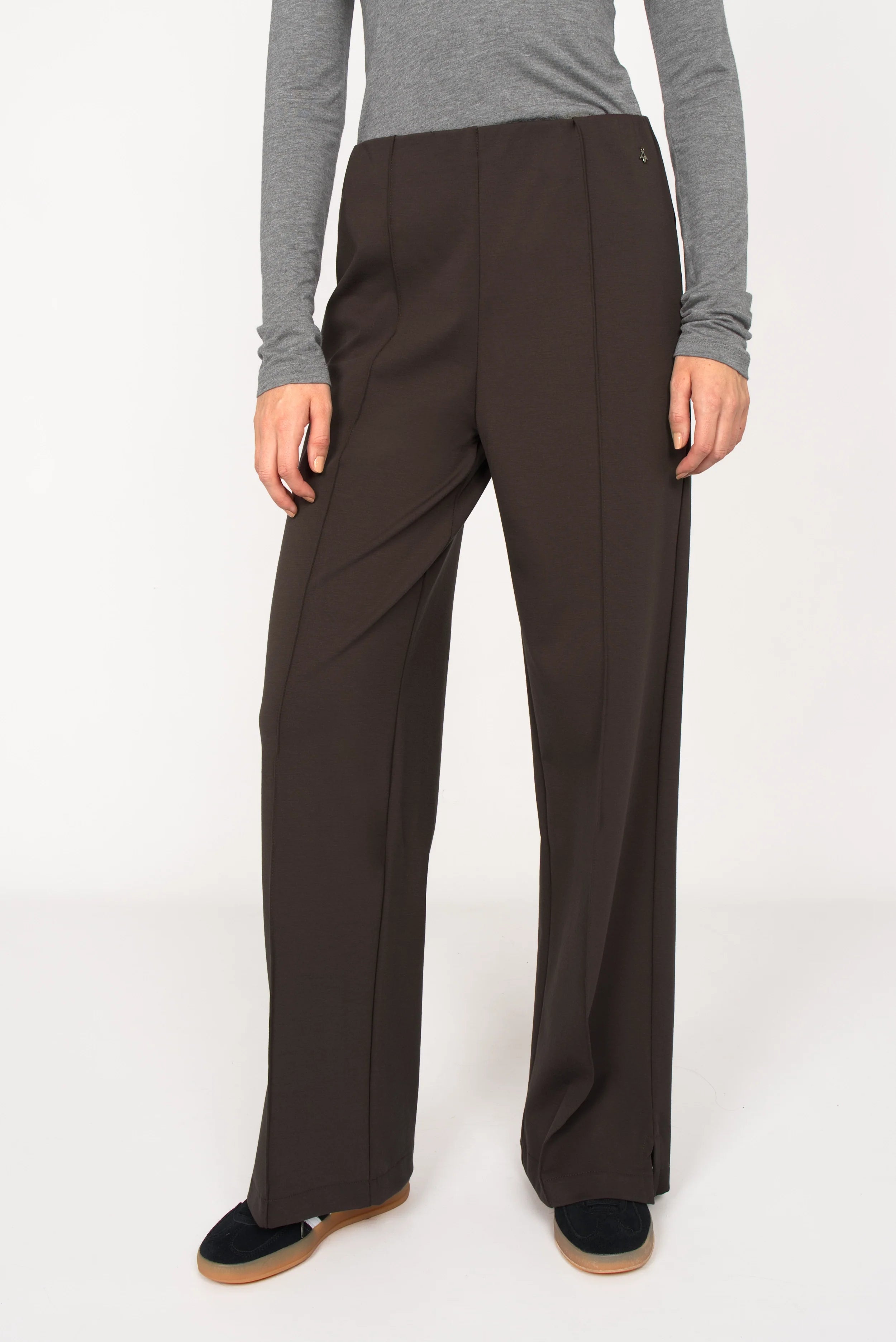 KANDANEA Gerade Hose straight-leg black pants with front pintucks and elastic waistband.