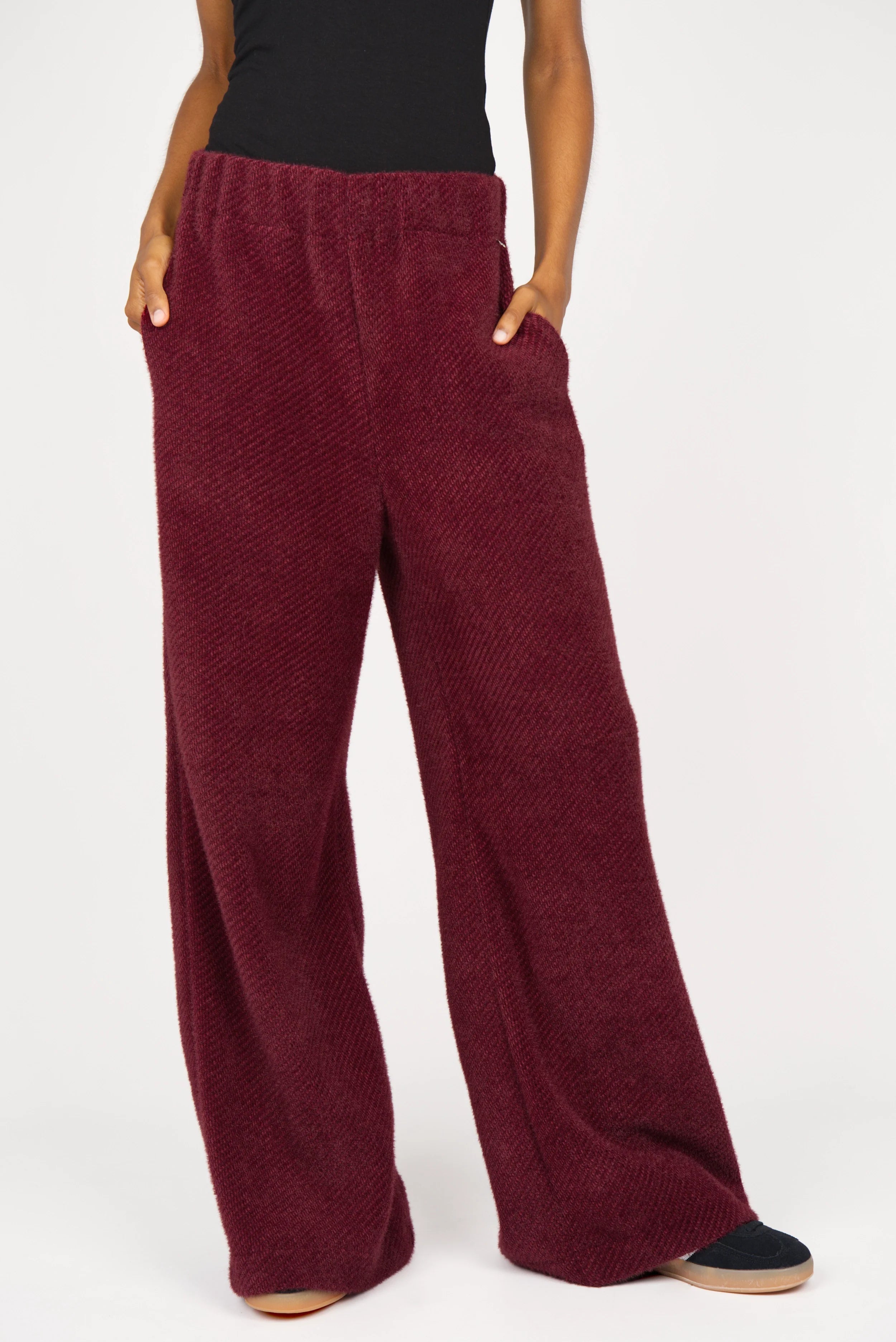 KELYA Wide Leg Hose aus samtig-weichem Kurzhaarfell mit elastischem Bund und seitlichen Eingrifftaschen in Bordeauxrot