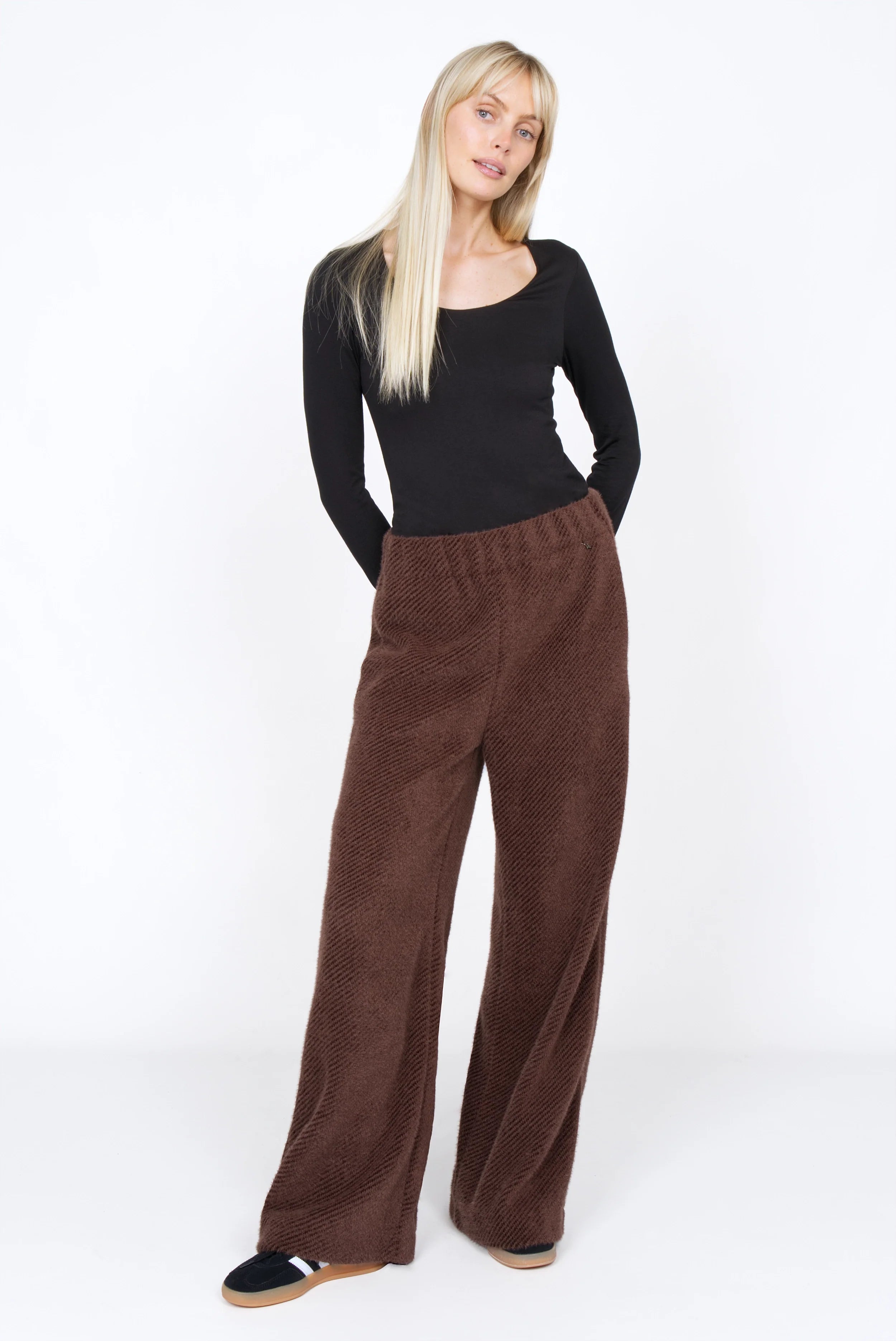 Frau trägt KELYA Wide Leg Hose mit samtig-weicher Kurzhaarfell-Struktur und elastischem Bund