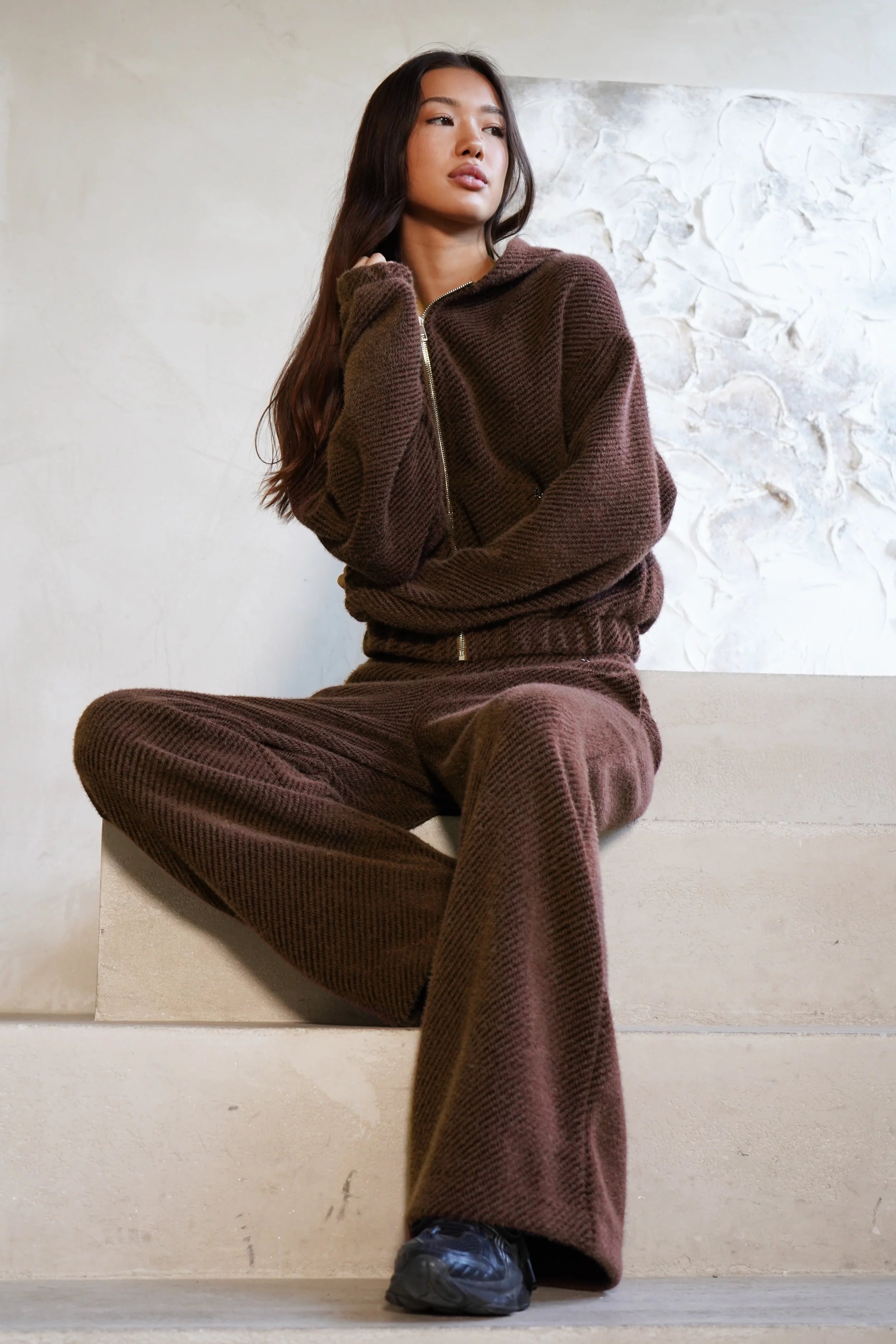 KELYA Wide Leg Hose brown relaxed fit with soft short pile texture and elastic waistband